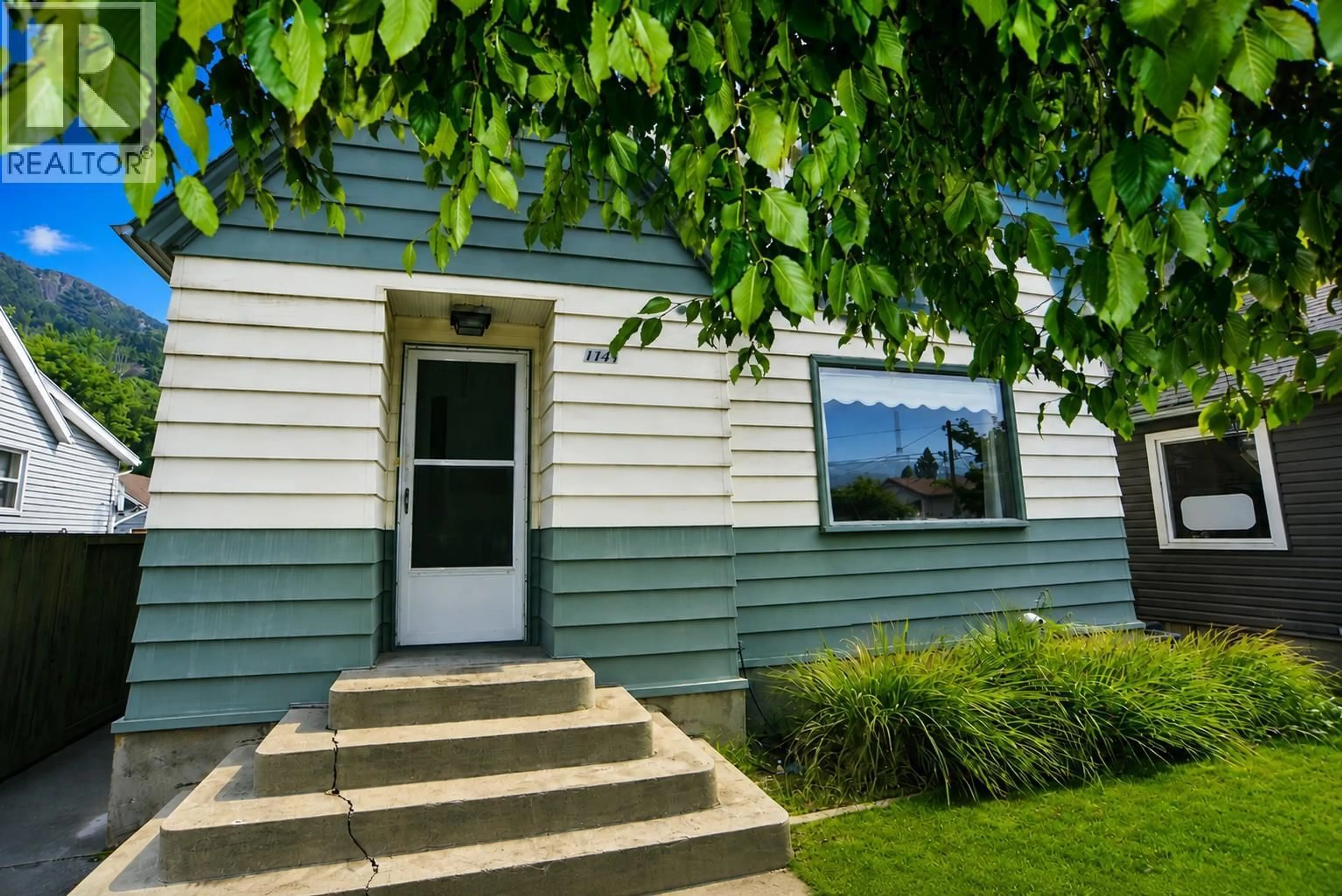 Home with vinyl exterior material, street for 1141 COLUMBIA AVENUE, Trail British Columbia V1R1J1
