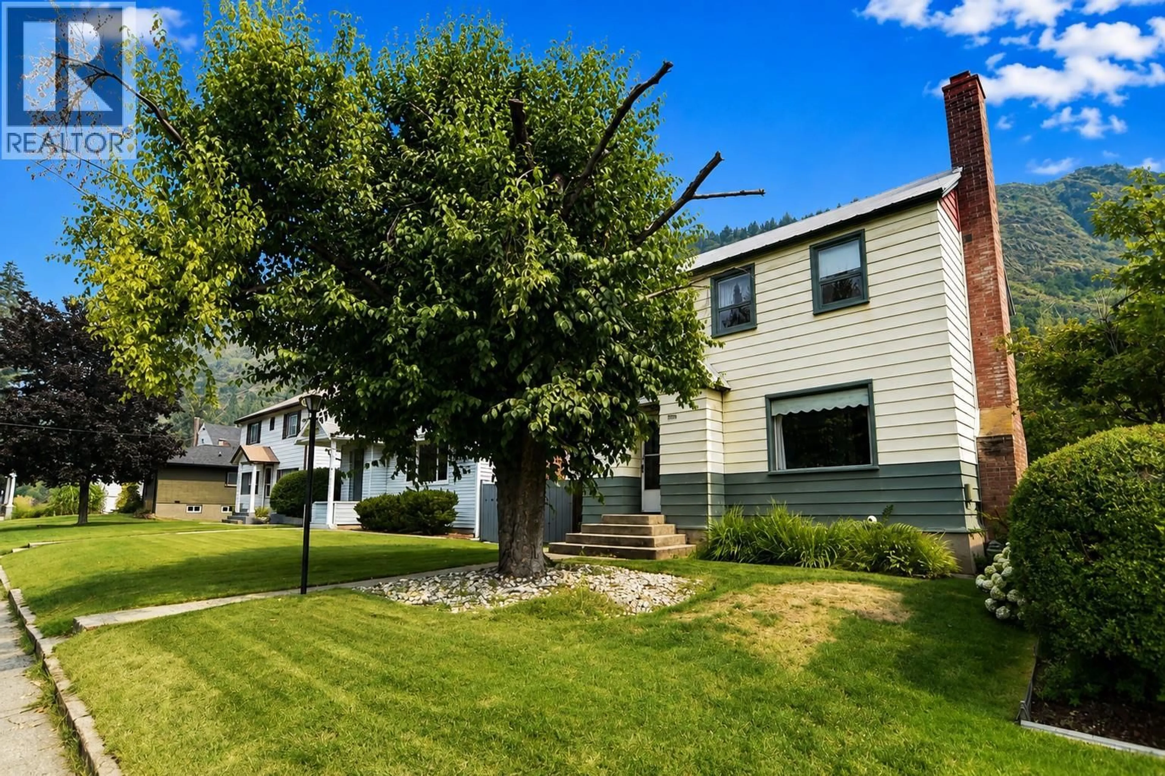 Home with vinyl exterior material, street for 1141 COLUMBIA AVENUE, Trail British Columbia V1R1J1