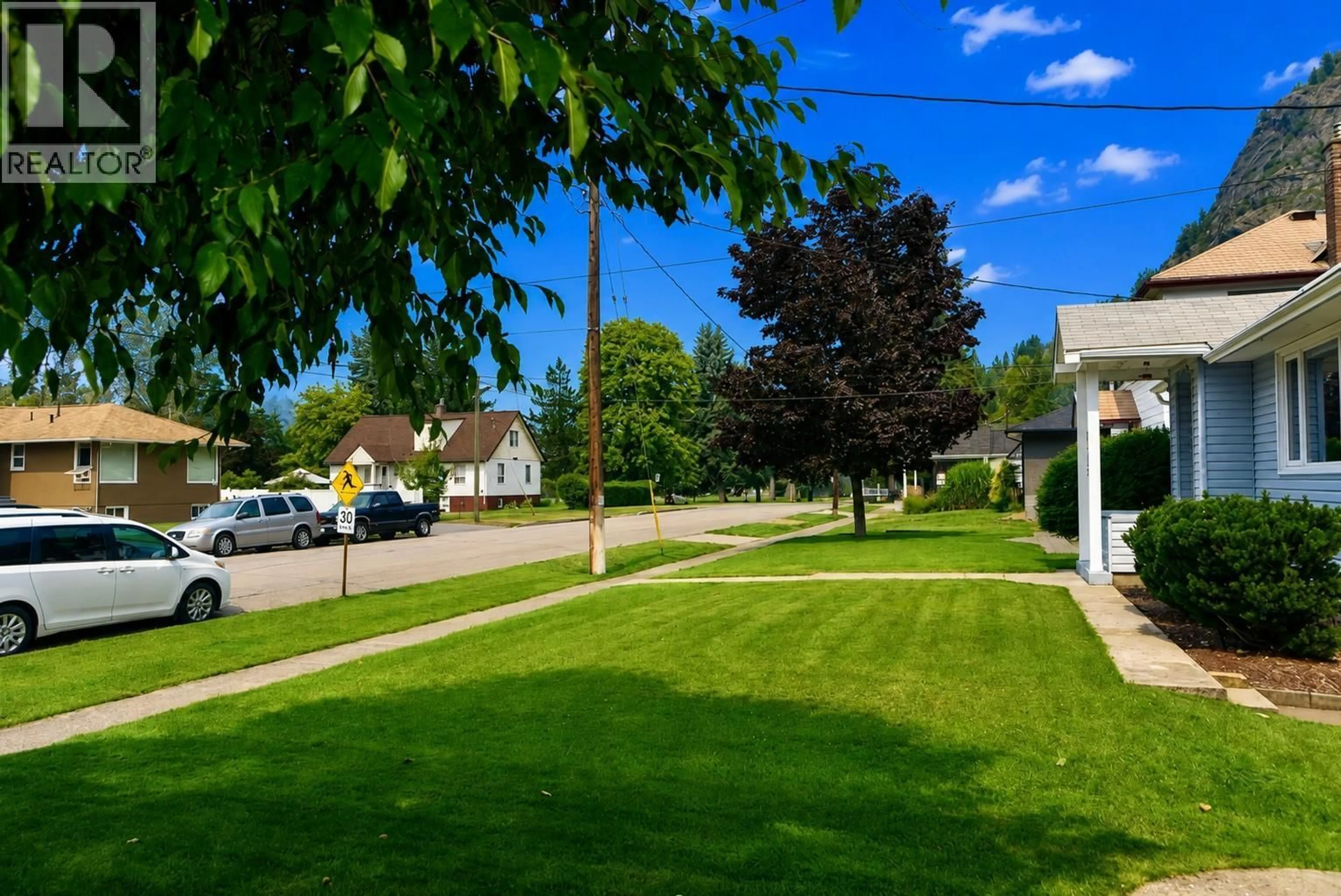 A pic from outside/outdoor area/front of a property/back of a property/a pic from drone, street for 1141 COLUMBIA AVENUE, Trail British Columbia V1R1J1