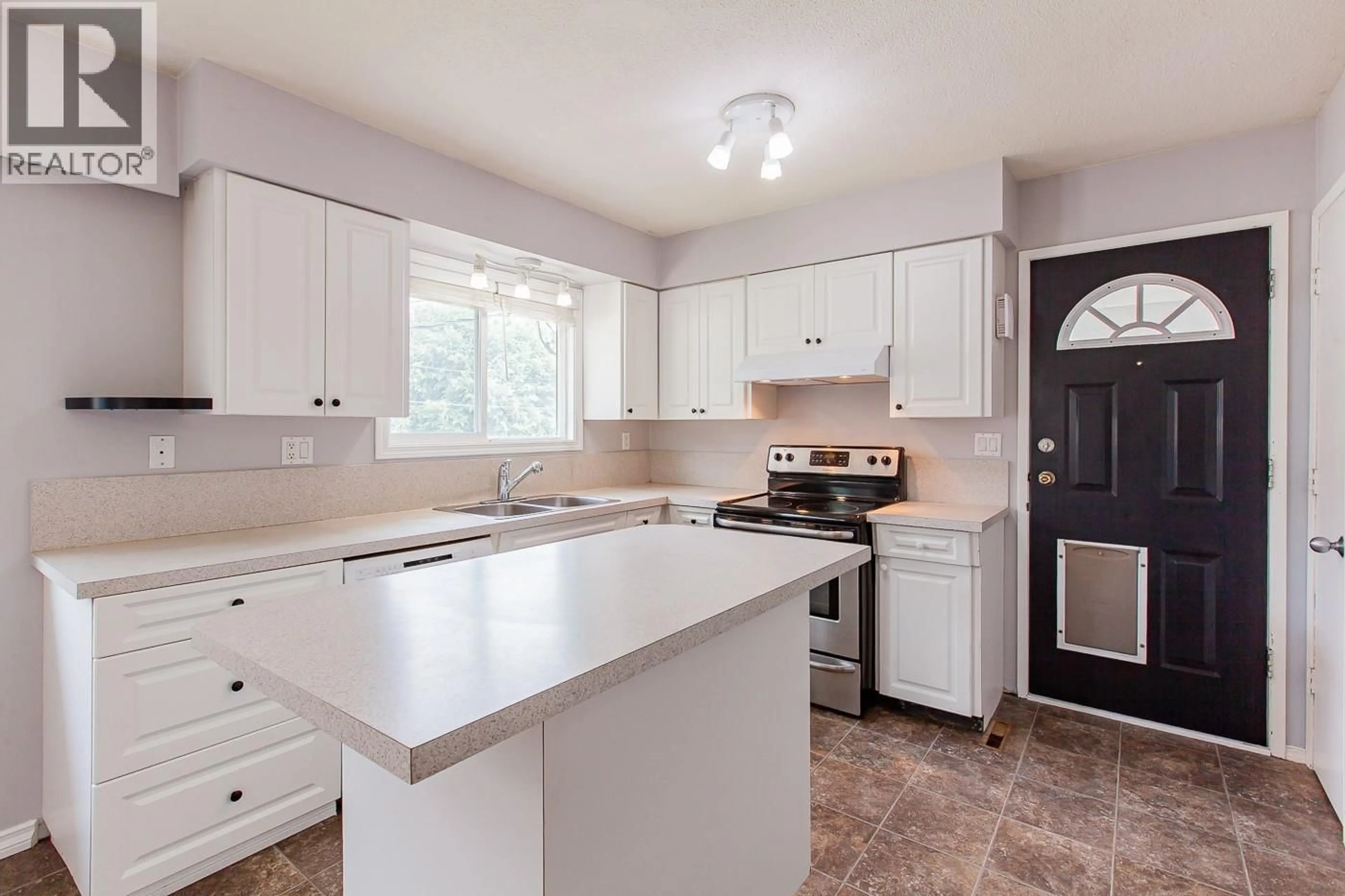 Standard kitchen, unknown for 1669 WESTMOUNT DRIVE, Kamloops British Columbia V2B6A4