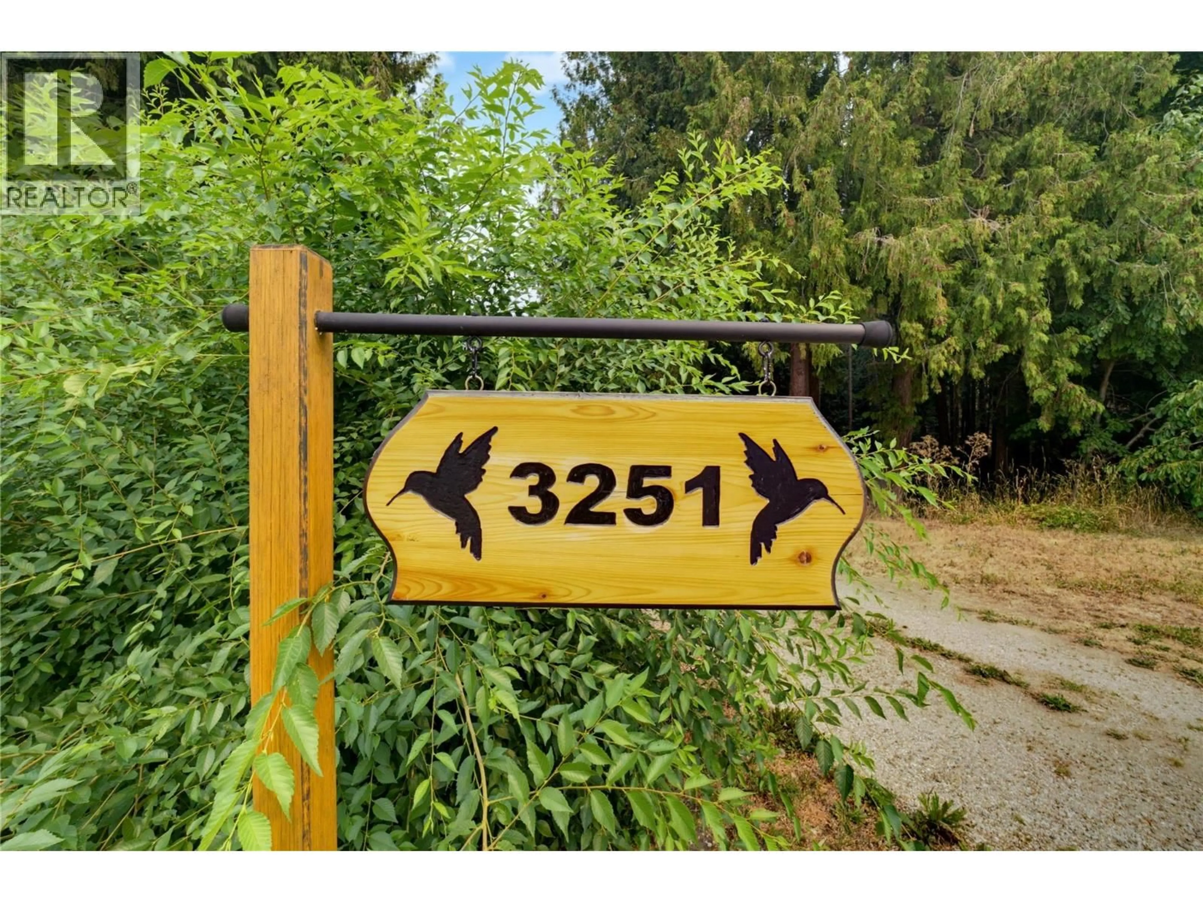 Parking for 3251 5 AVENUE SOUTHEAST, Salmon Arm British Columbia V1E2B8