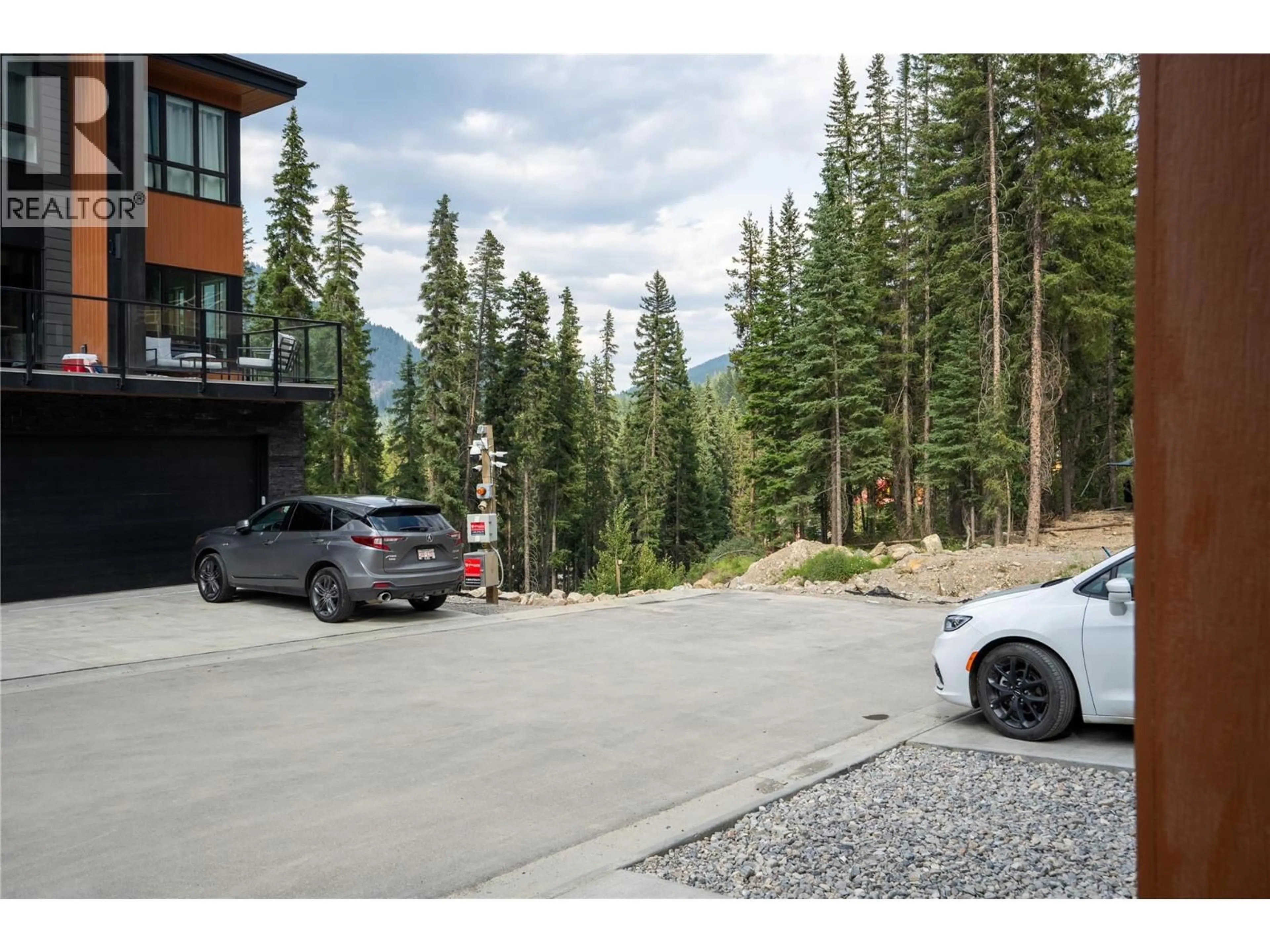 Indoor garage for 403 - 2116 PANORAMA DRIVE, Panorama British Columbia V0A1T0