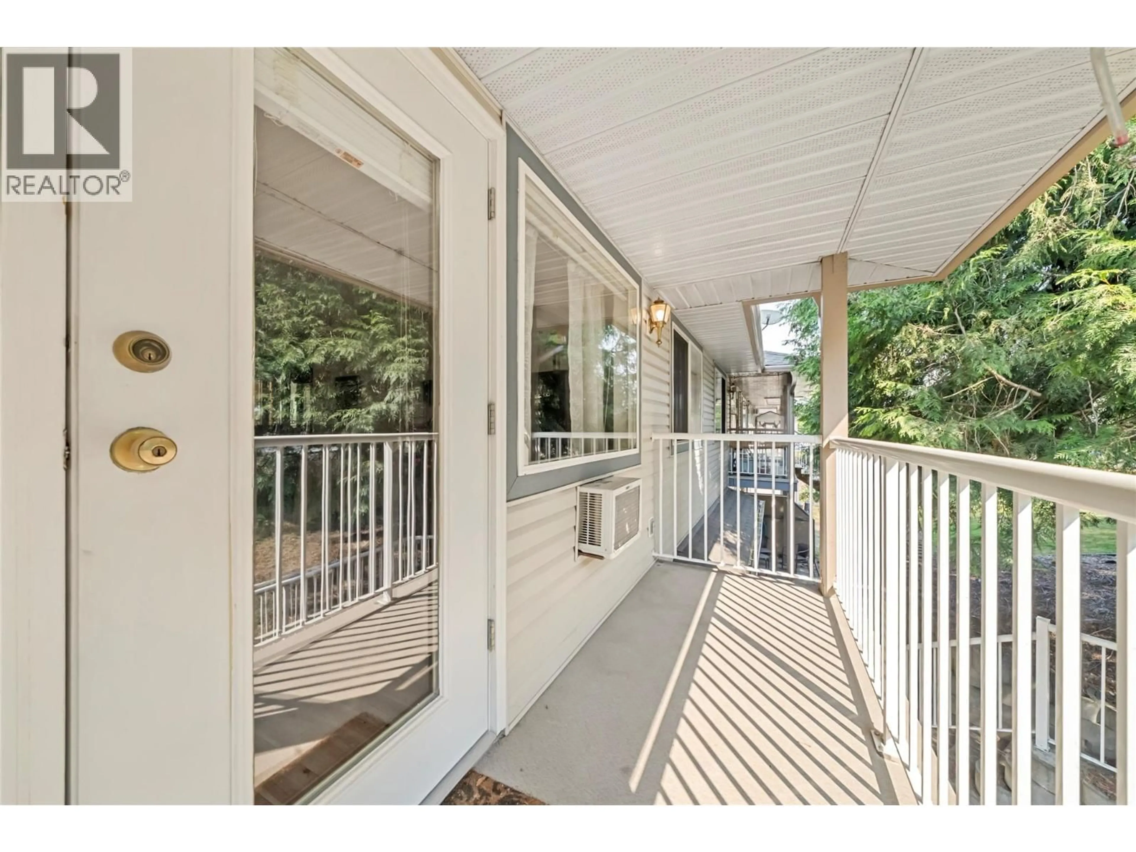 Indoor entryway for 204 - 831 2ND STREET SOUTHEAST, Salmon Arm British Columbia V1E1S6