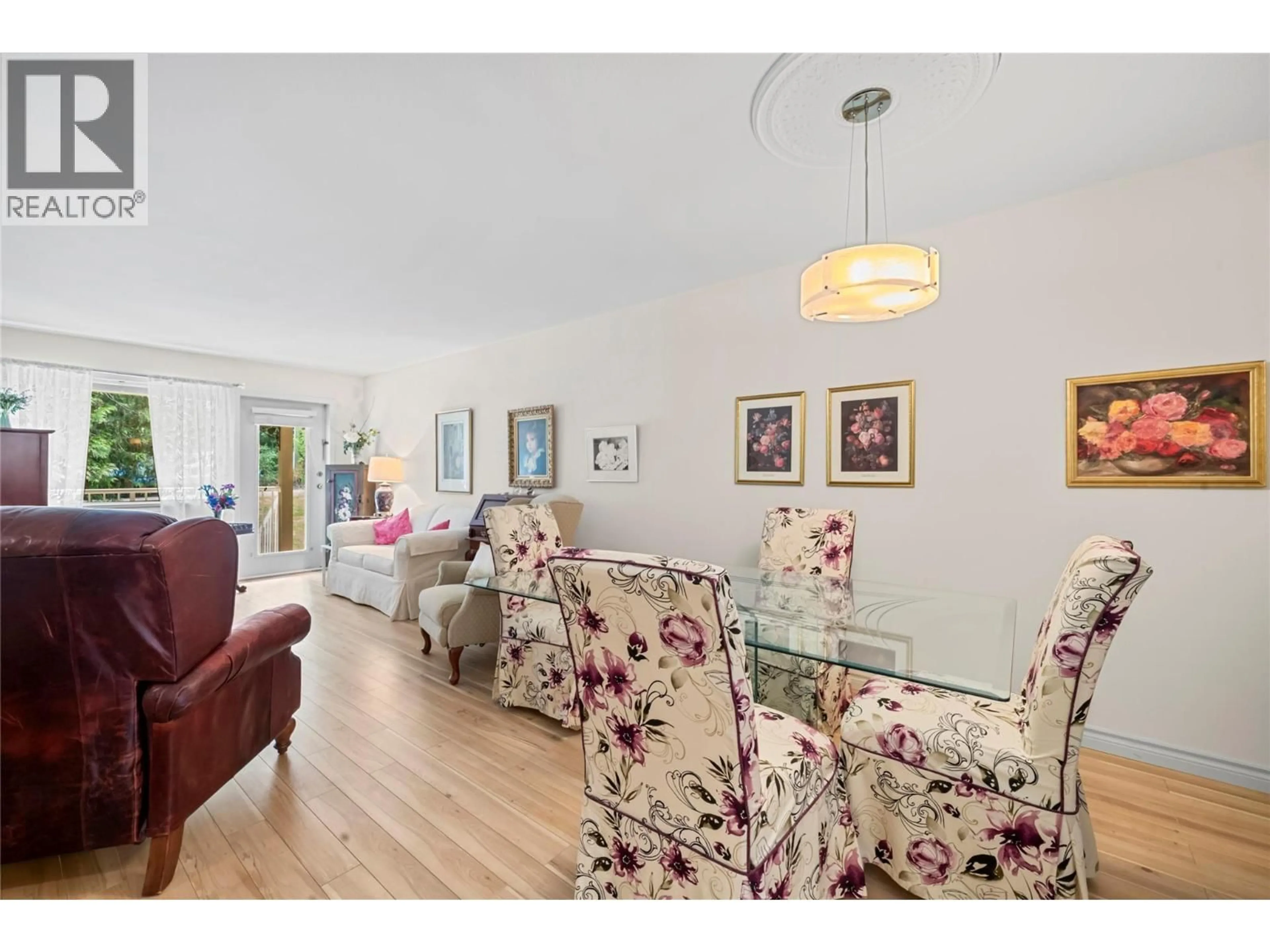 Living room with furniture, wood/laminate floor for 204 - 831 2ND STREET SOUTHEAST, Salmon Arm British Columbia V1E1S6