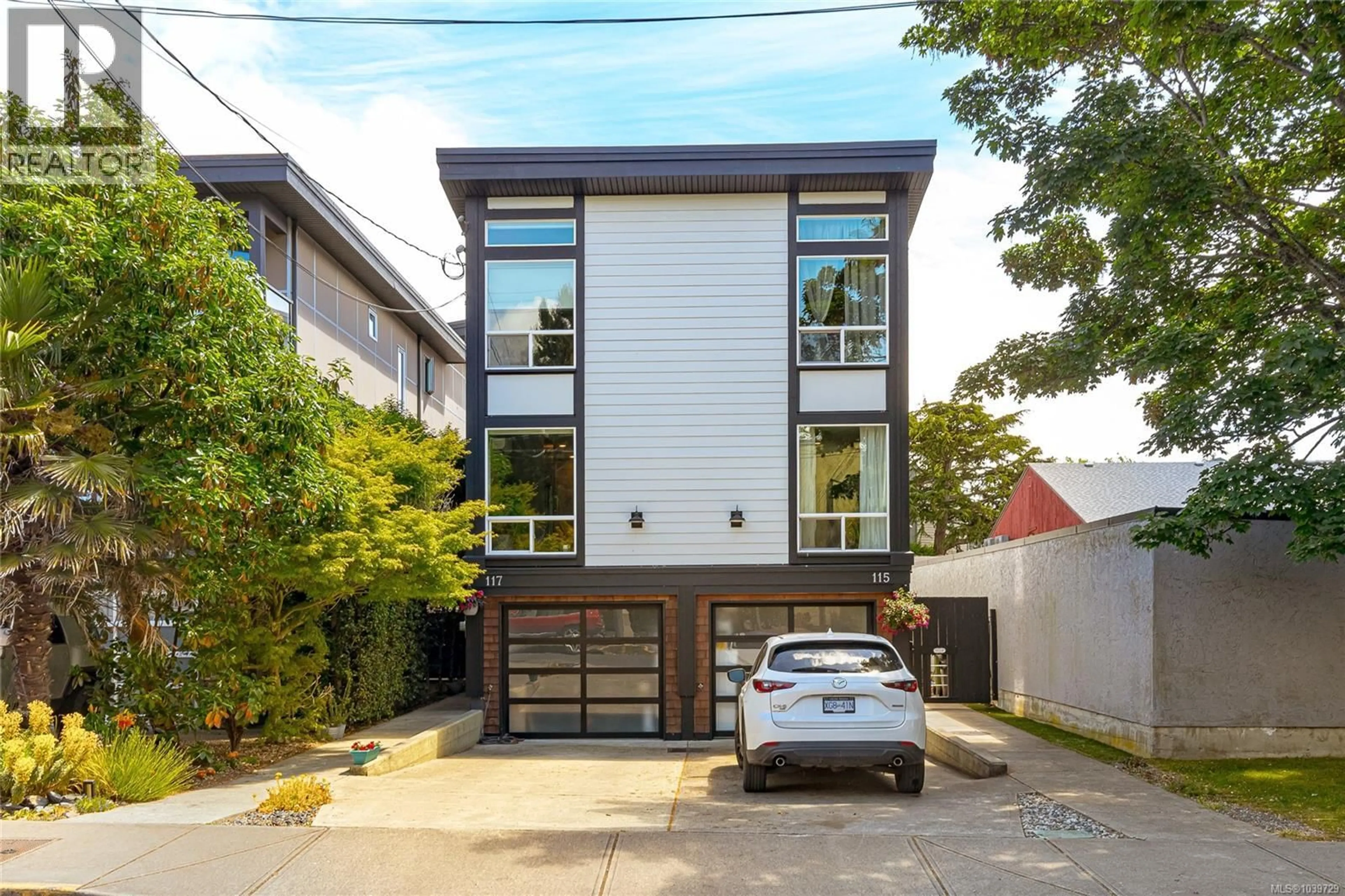 Home with brick exterior material, street for 117 ST. LAWRENCE STREET, Victoria British Columbia V8V1X7