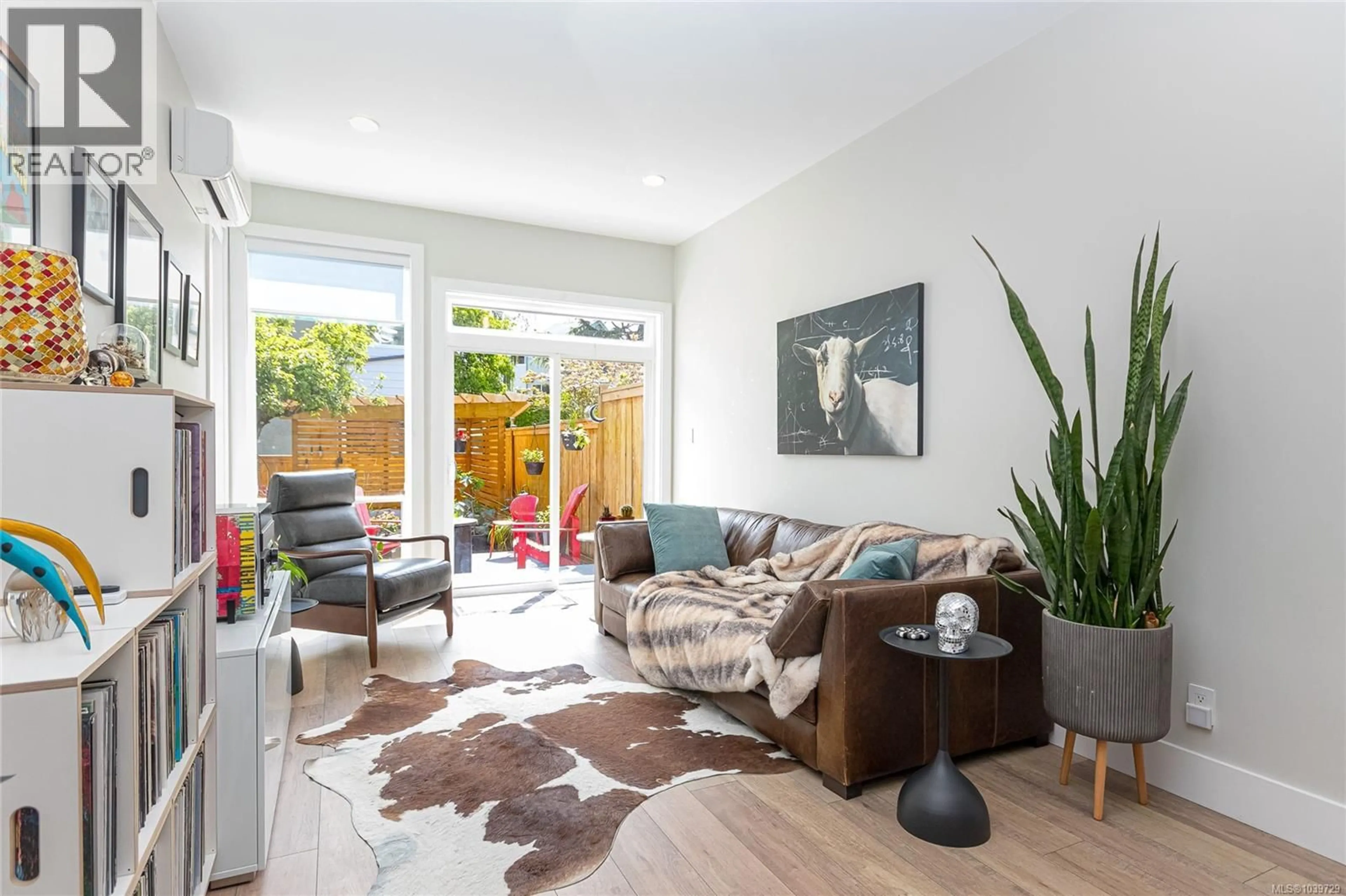 Living room with furniture, wood/laminate floor for 117 ST. LAWRENCE STREET, Victoria British Columbia V8V1X7