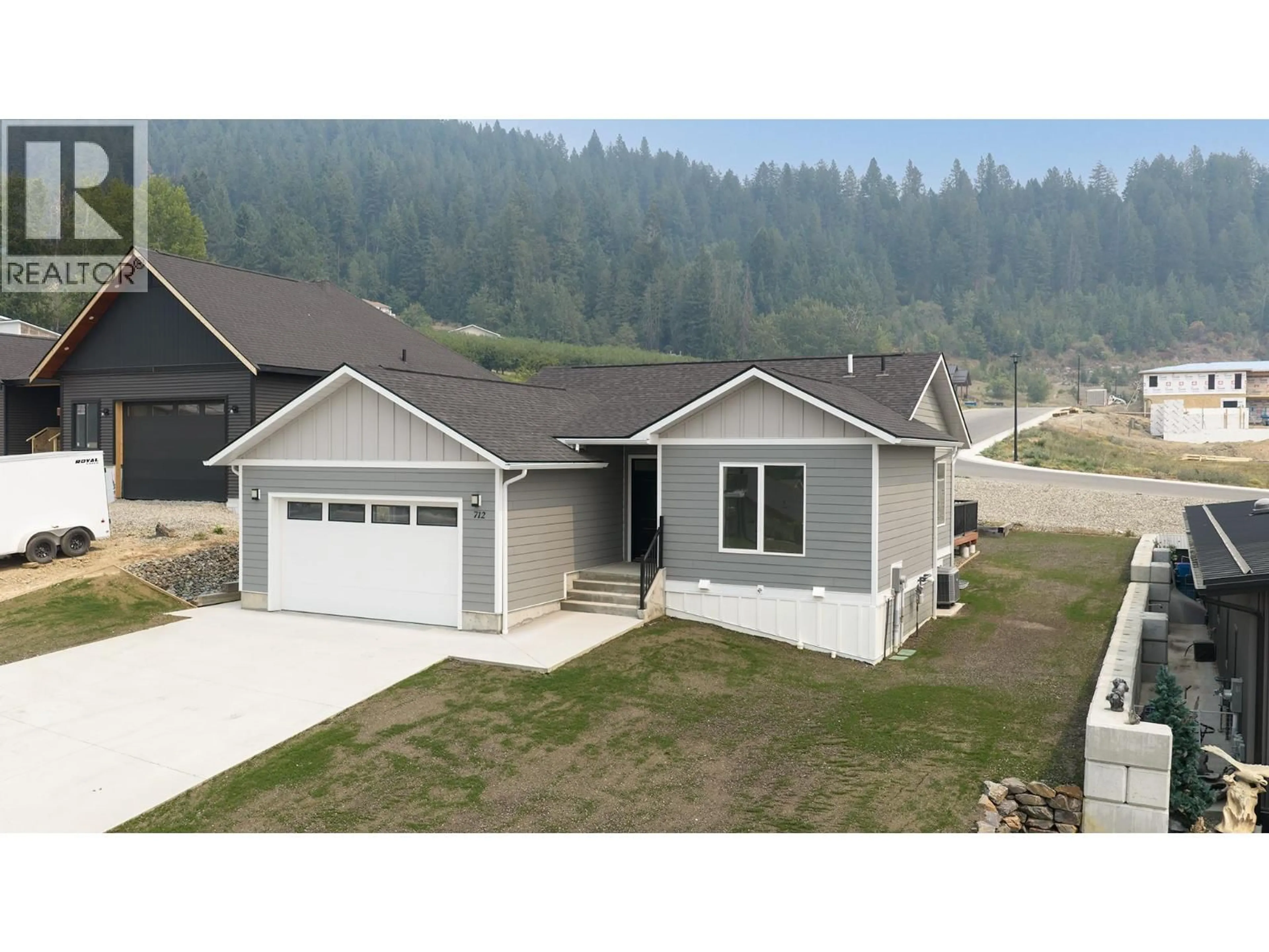 Home with vinyl exterior material, street for 712 MOUNTAIN VIEW CRESCENT, Creston British Columbia V0B1G5
