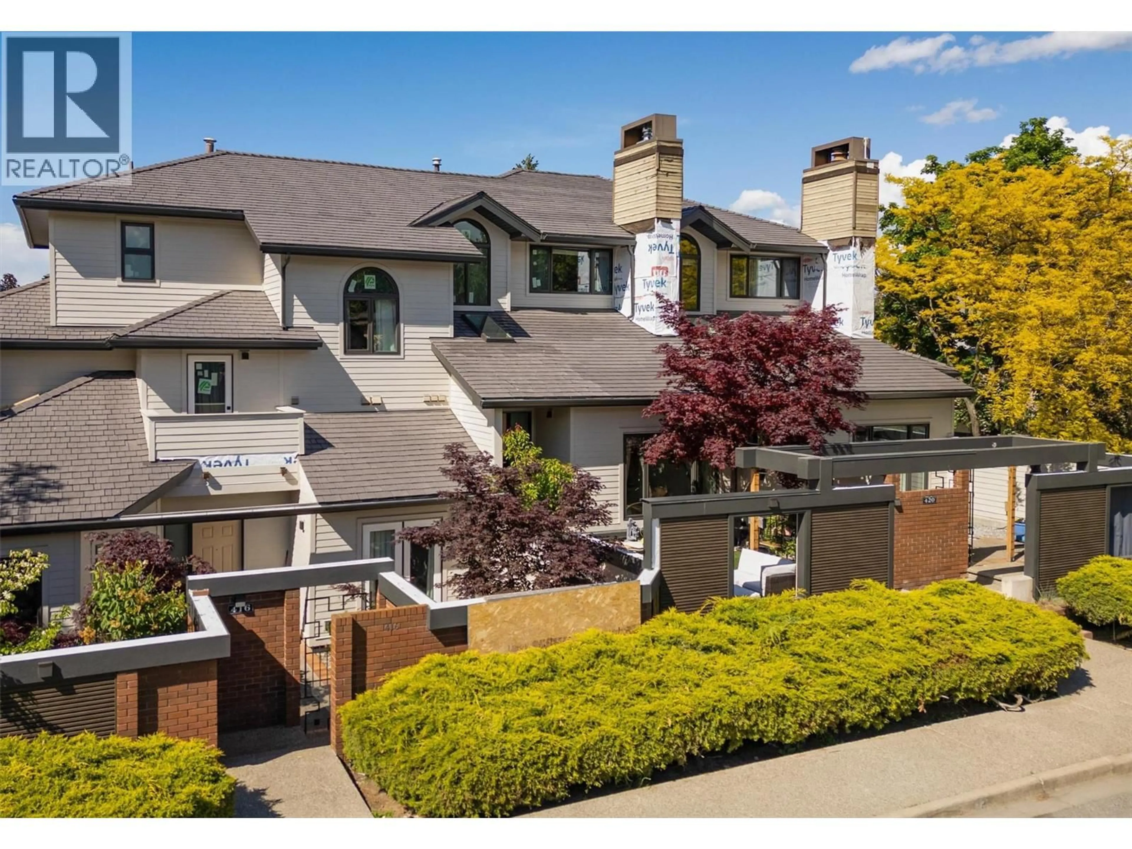 A pic from outside/outdoor area/front of a property/back of a property/a pic from drone, street for 418 WEST AVENUE, Kelowna British Columbia V1Y4Z2