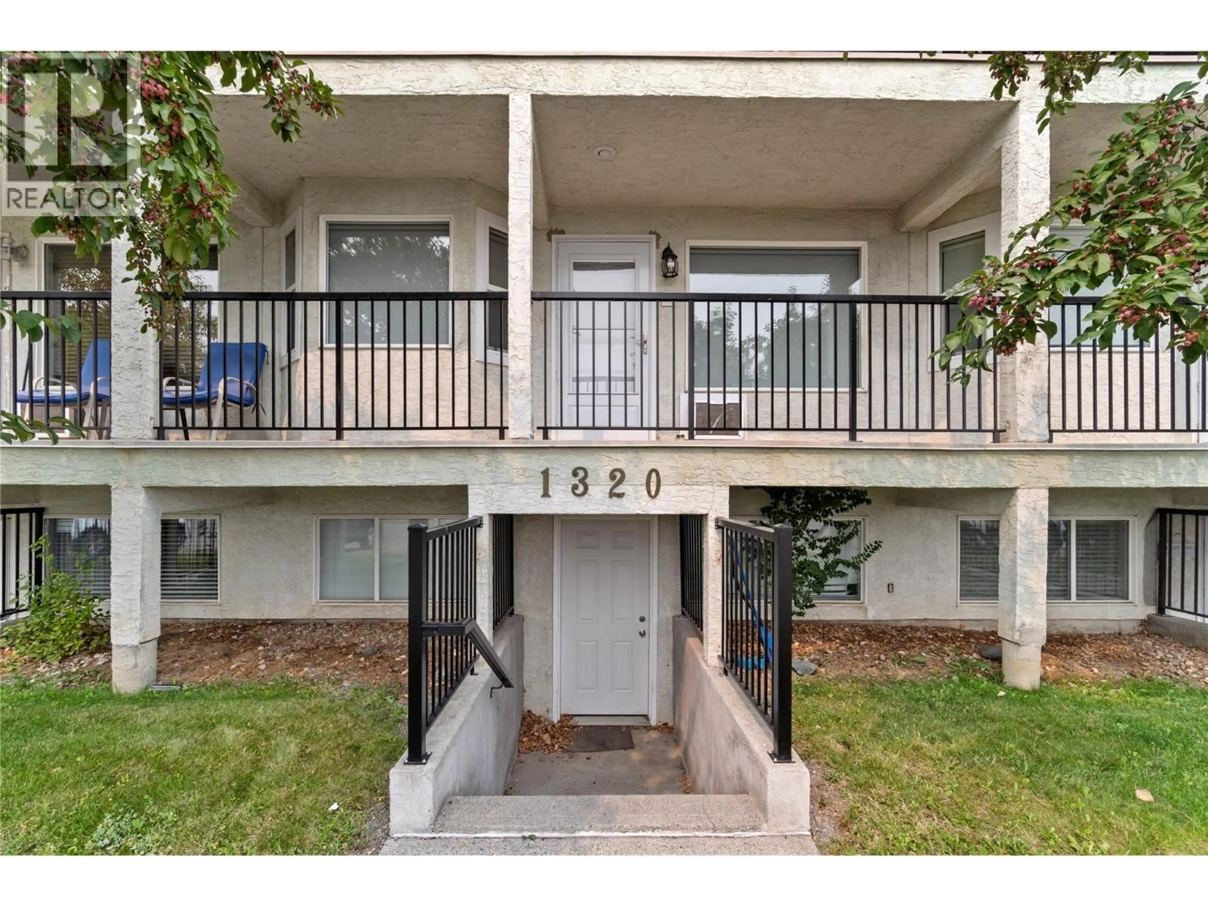 Patio, street for 4 - 1320 SELKIRK AVENUE, Kamloops British Columbia V2B1V7