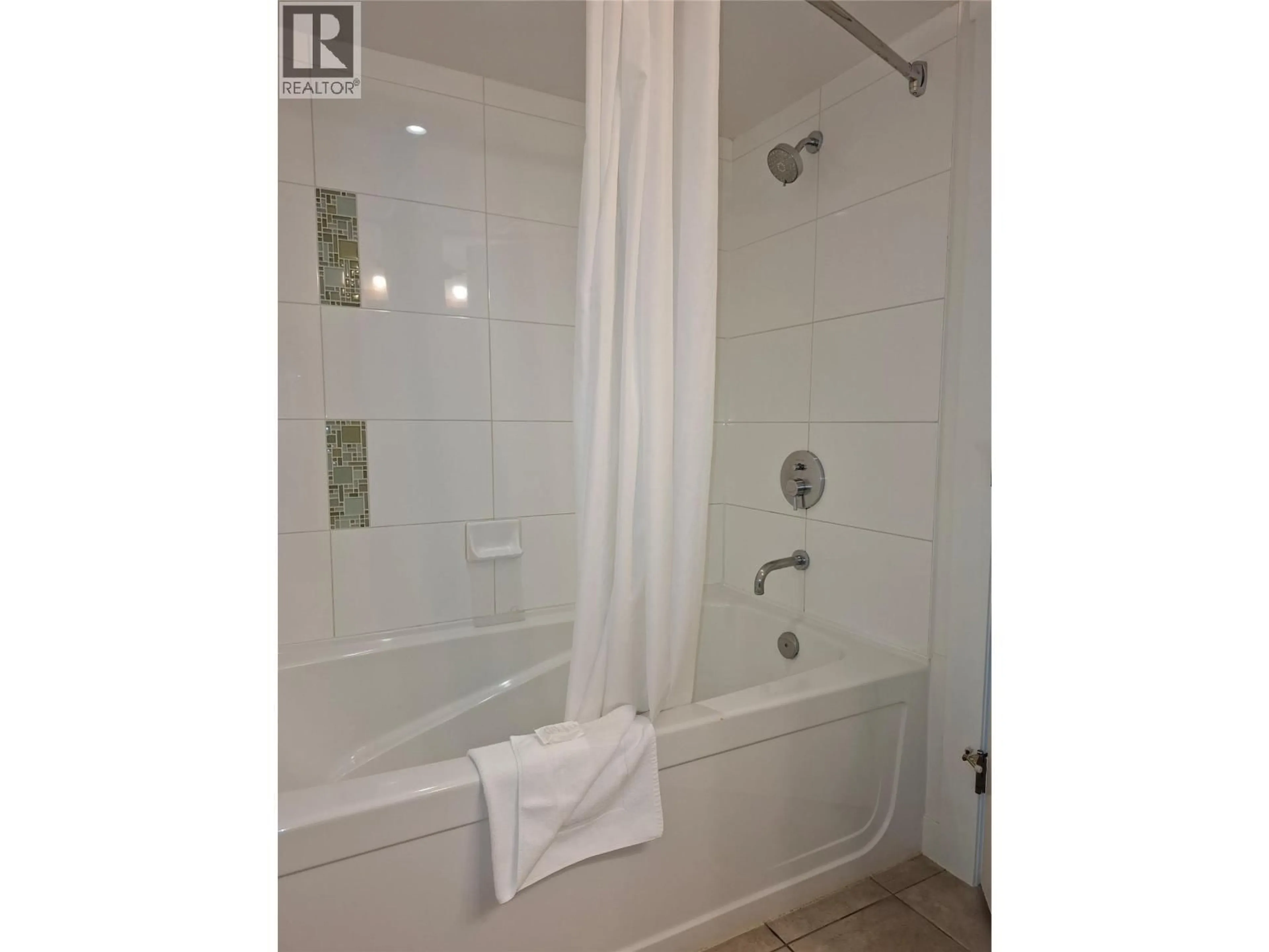 Standard bathroom, ceramic/tile floor for 338 - 4200 LAKESHORE DRIVE, Osoyoos British Columbia V0H1V6