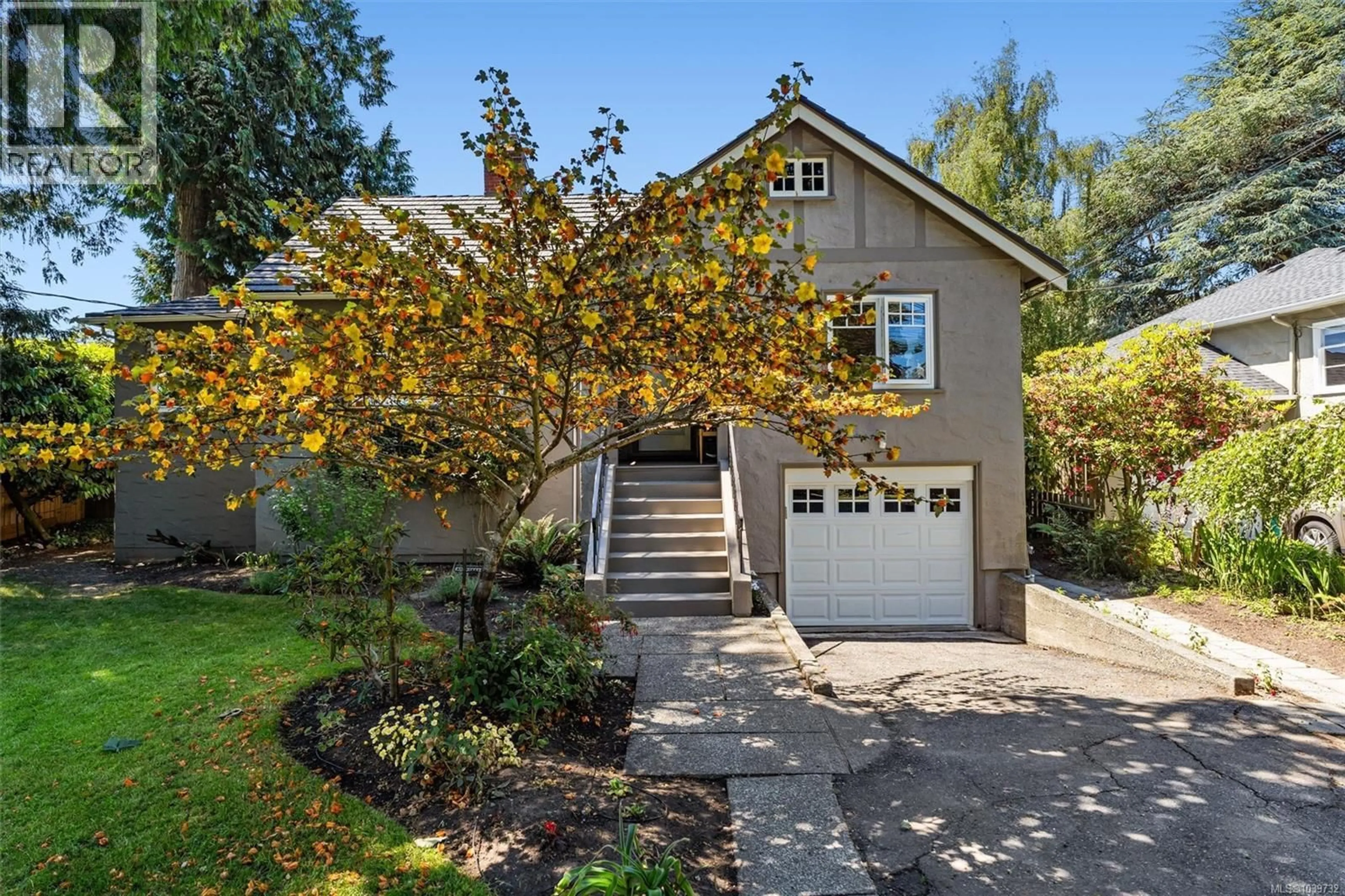 Home with vinyl exterior material, street for 1166 TRANSIT ROAD, Oak Bay British Columbia V8S5A3