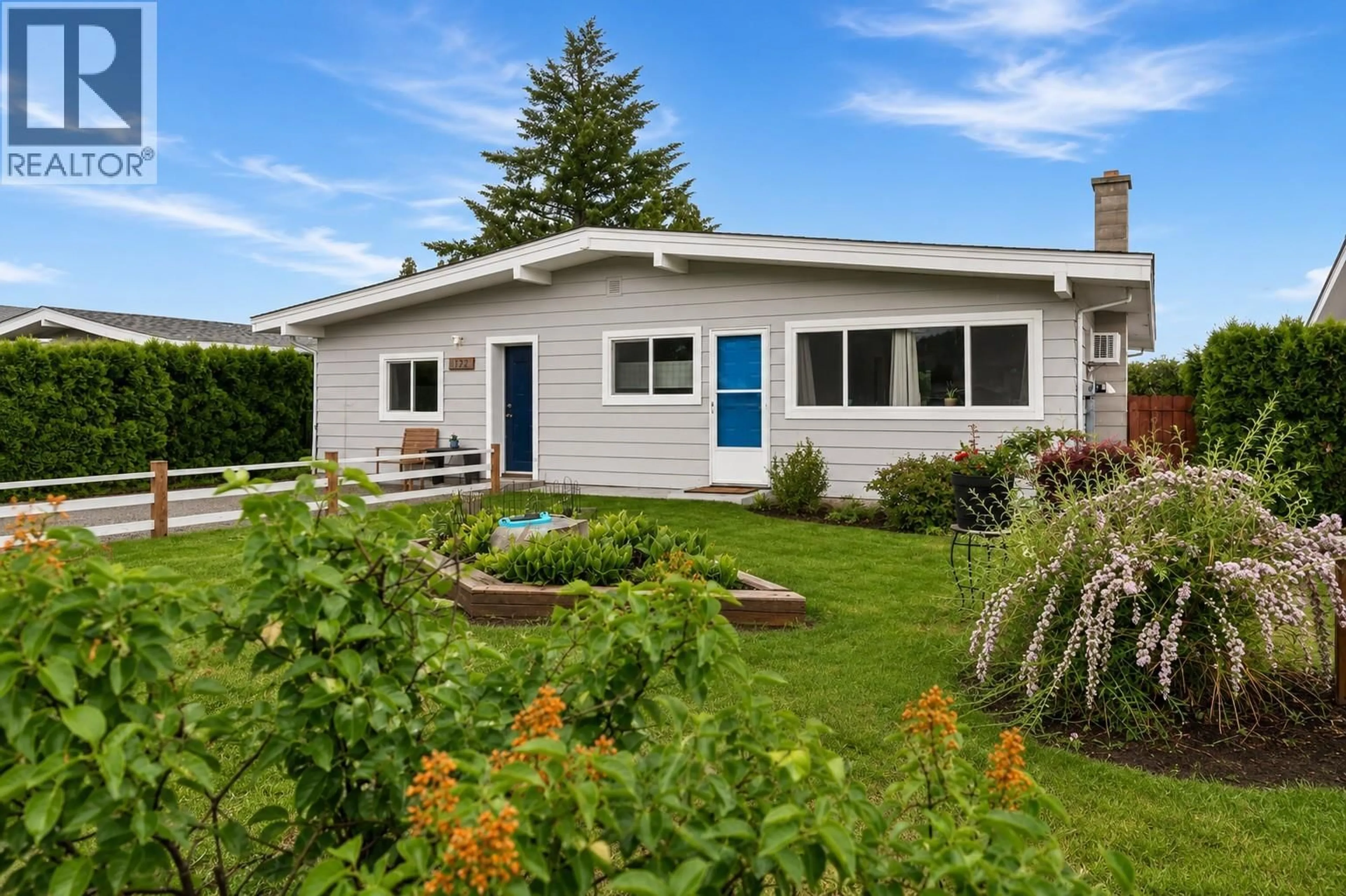 Home with vinyl exterior material, street for 172 MCGOWAN ROAD, Oliver British Columbia V0H1T2