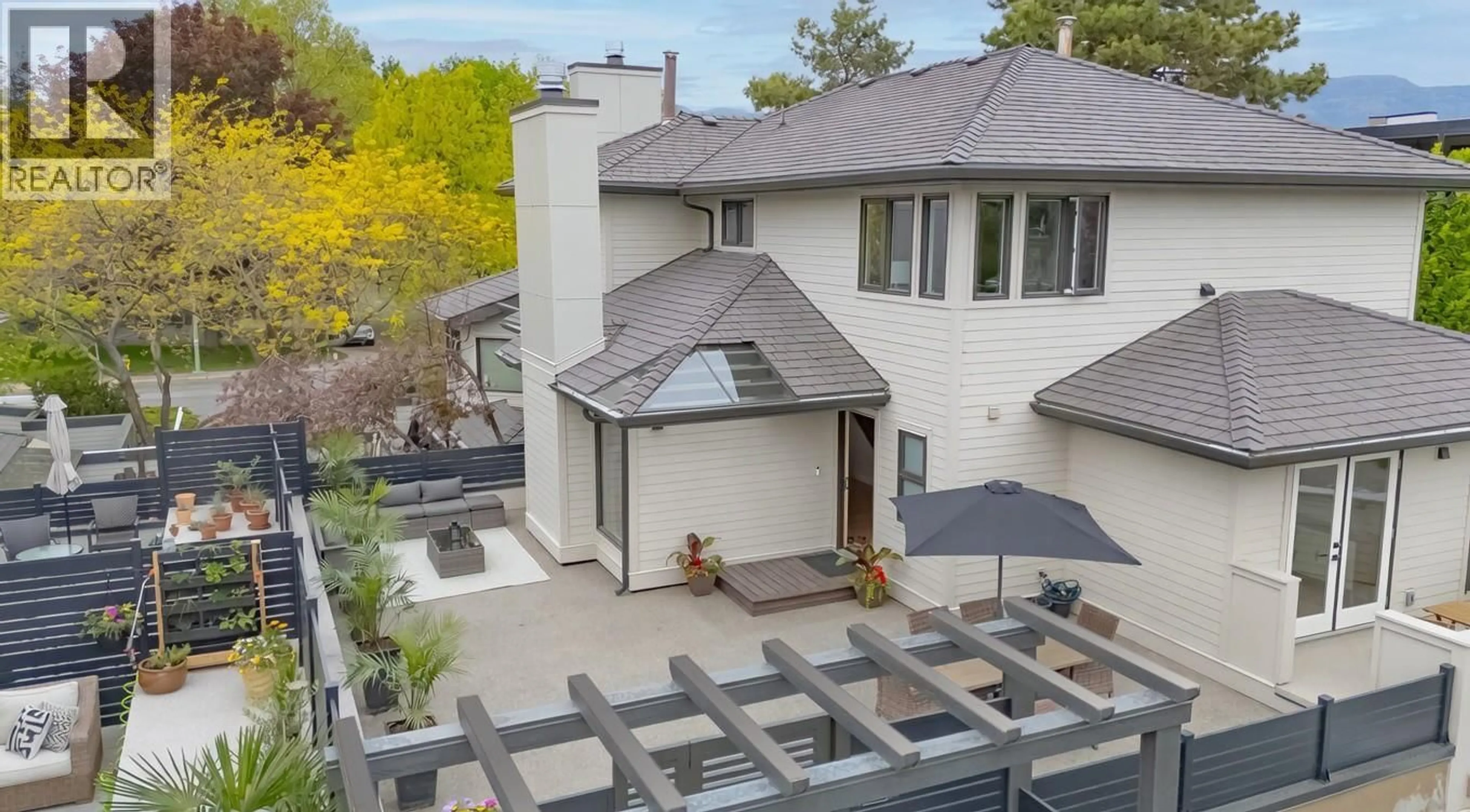 A pic from outside/outdoor area/front of a property/back of a property/a pic from drone, street for 11 - 414 WEST AVENUE, Kelowna British Columbia V1Y4Z2