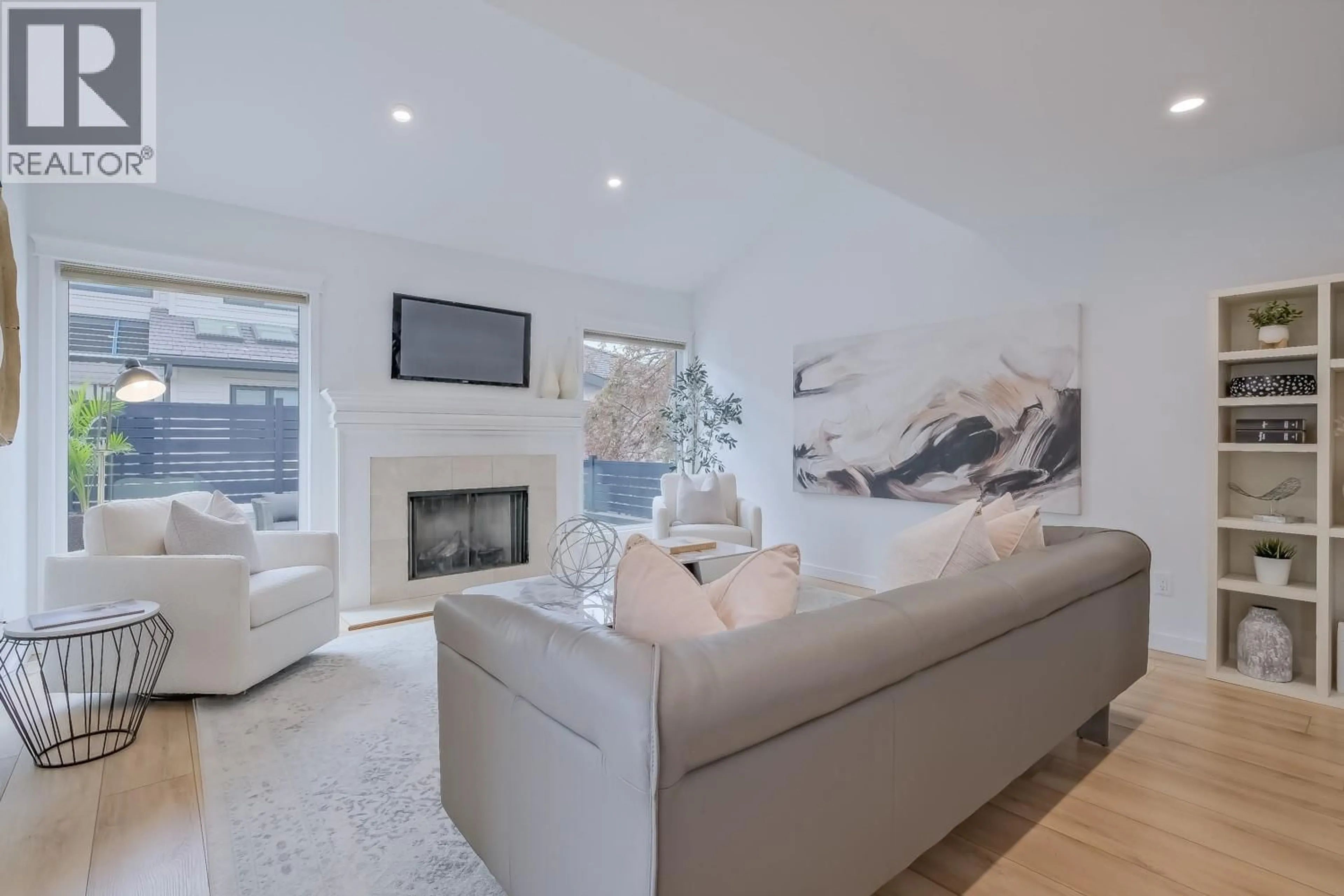 Living room with furniture, unknown for 11 - 414 WEST AVENUE, Kelowna British Columbia V1Y4Z2