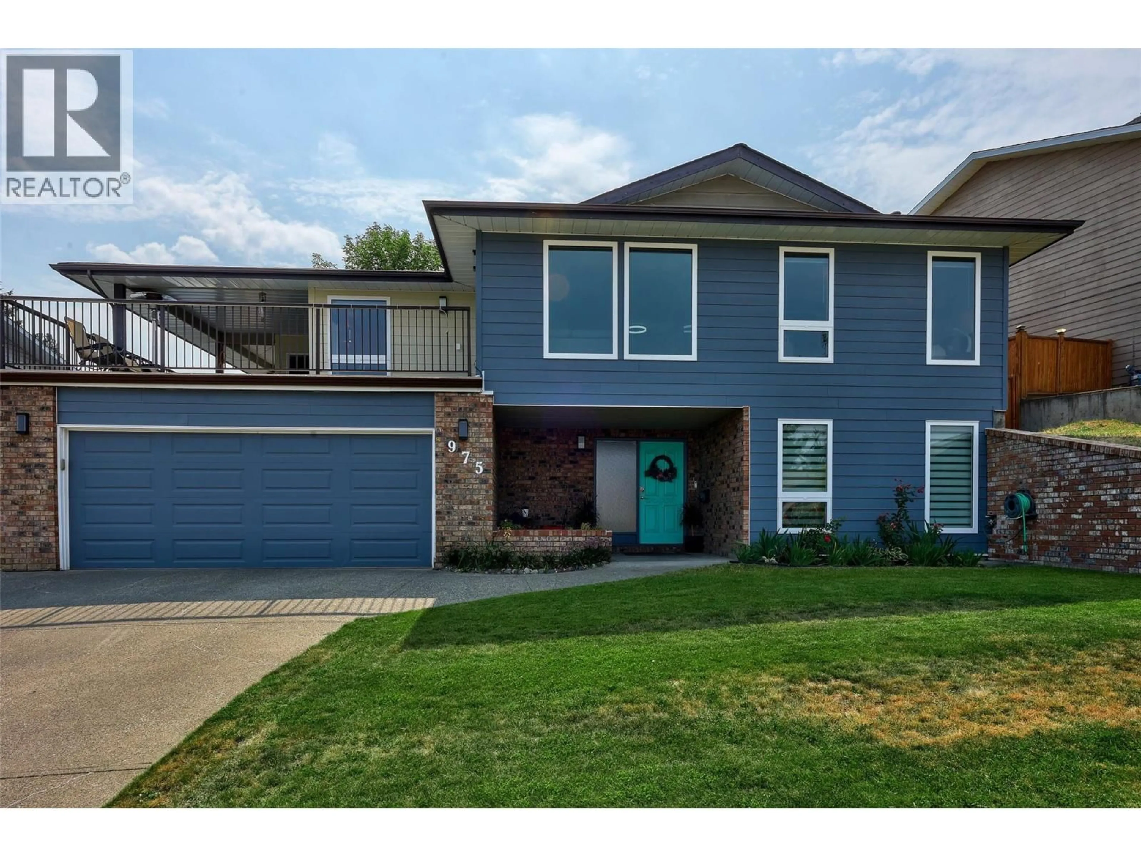 Home with vinyl exterior material, street for 975 HUNTLEIGH CRESCENT, Kamloops British Columbia V1S1G9