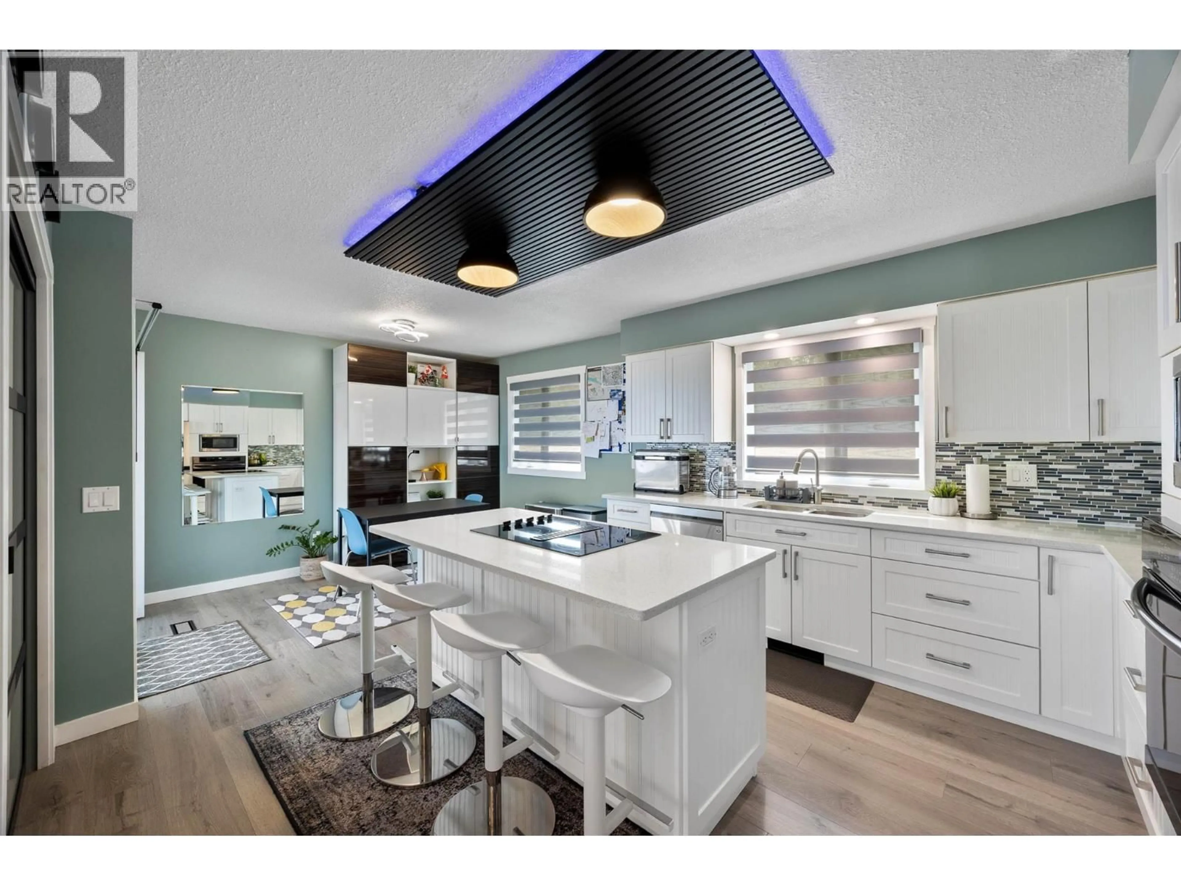 Contemporary kitchen, unknown for 975 HUNTLEIGH CRESCENT, Kamloops British Columbia V1S1G9