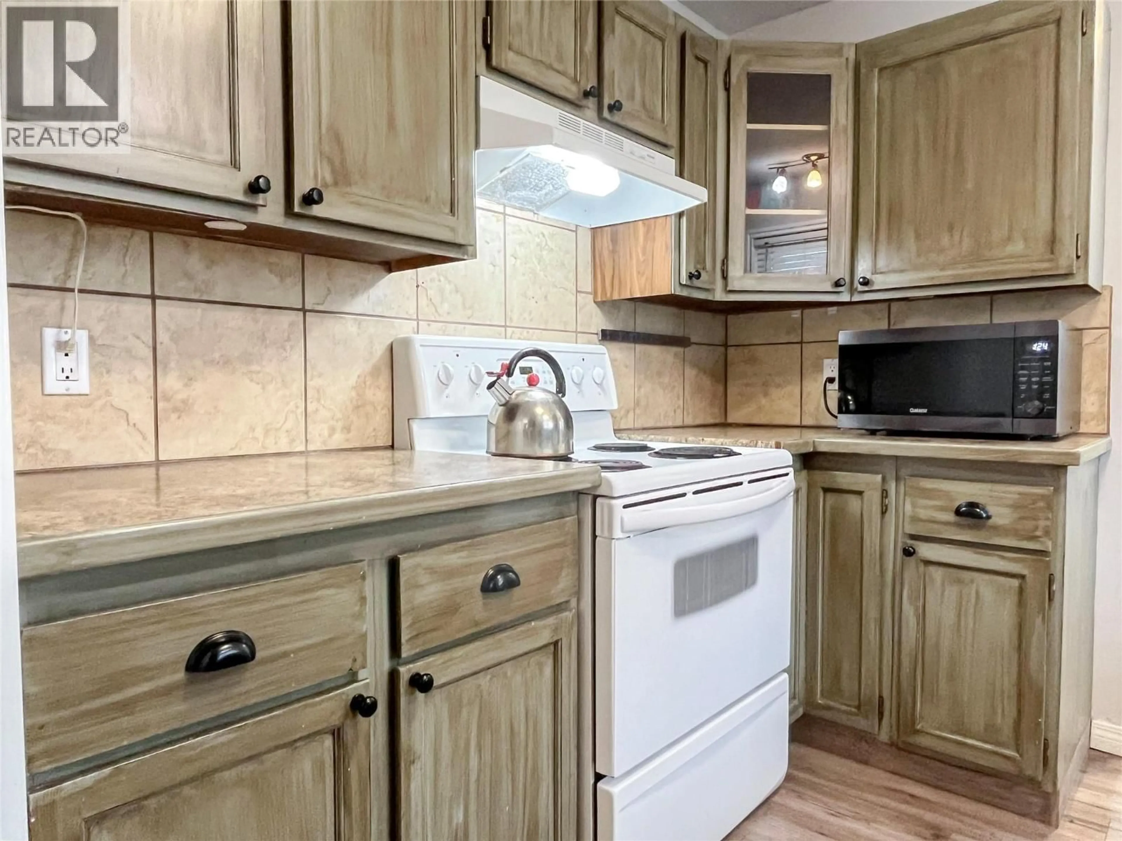 Standard kitchen, unknown for 3 - 220 PRIOR ROAD SOUTH, Kelowna British Columbia V1X2Y4