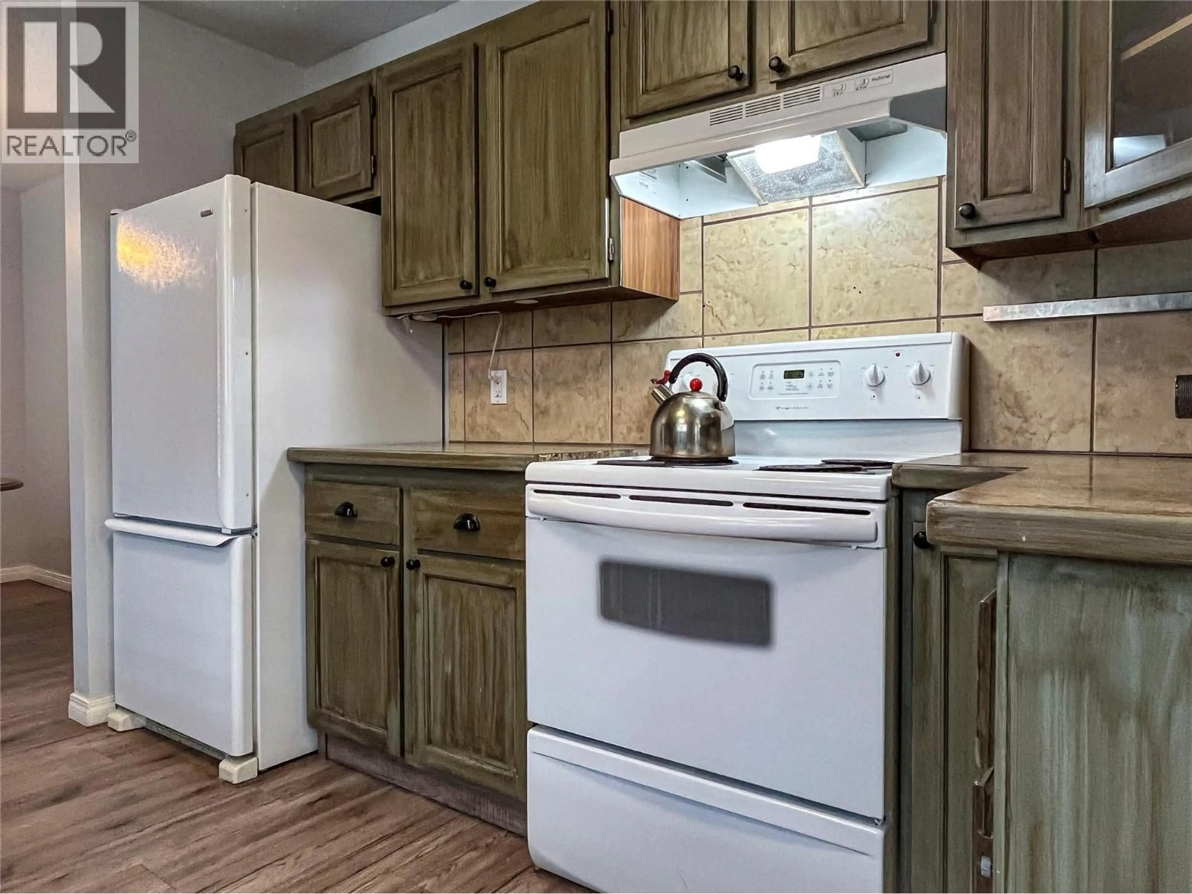 Standard kitchen, unknown for 3 - 220 PRIOR ROAD SOUTH, Kelowna British Columbia V1X2Y4
