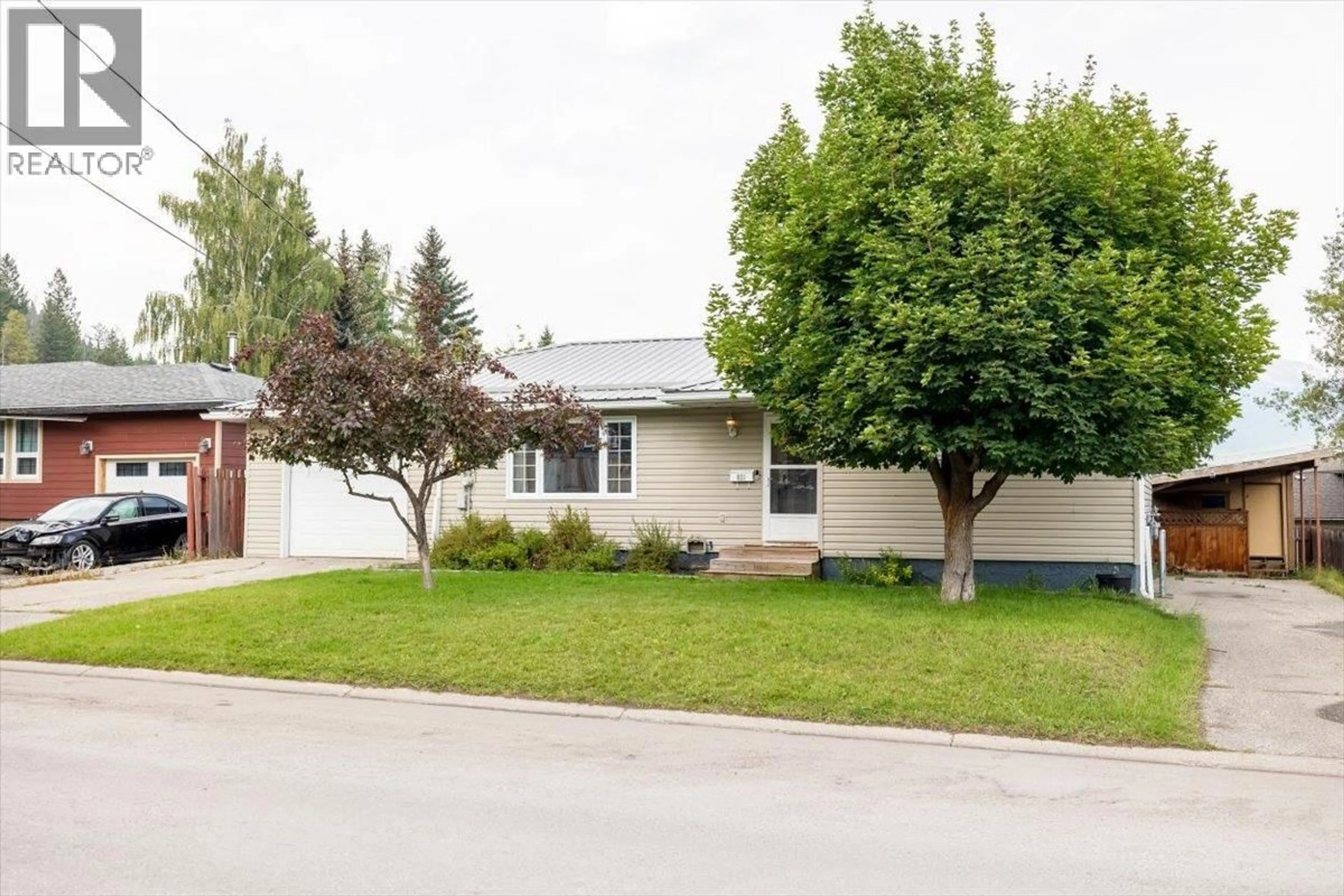 Home with vinyl exterior material, street for 831 MICHEL ROAD, Elkford British Columbia V0B1H0