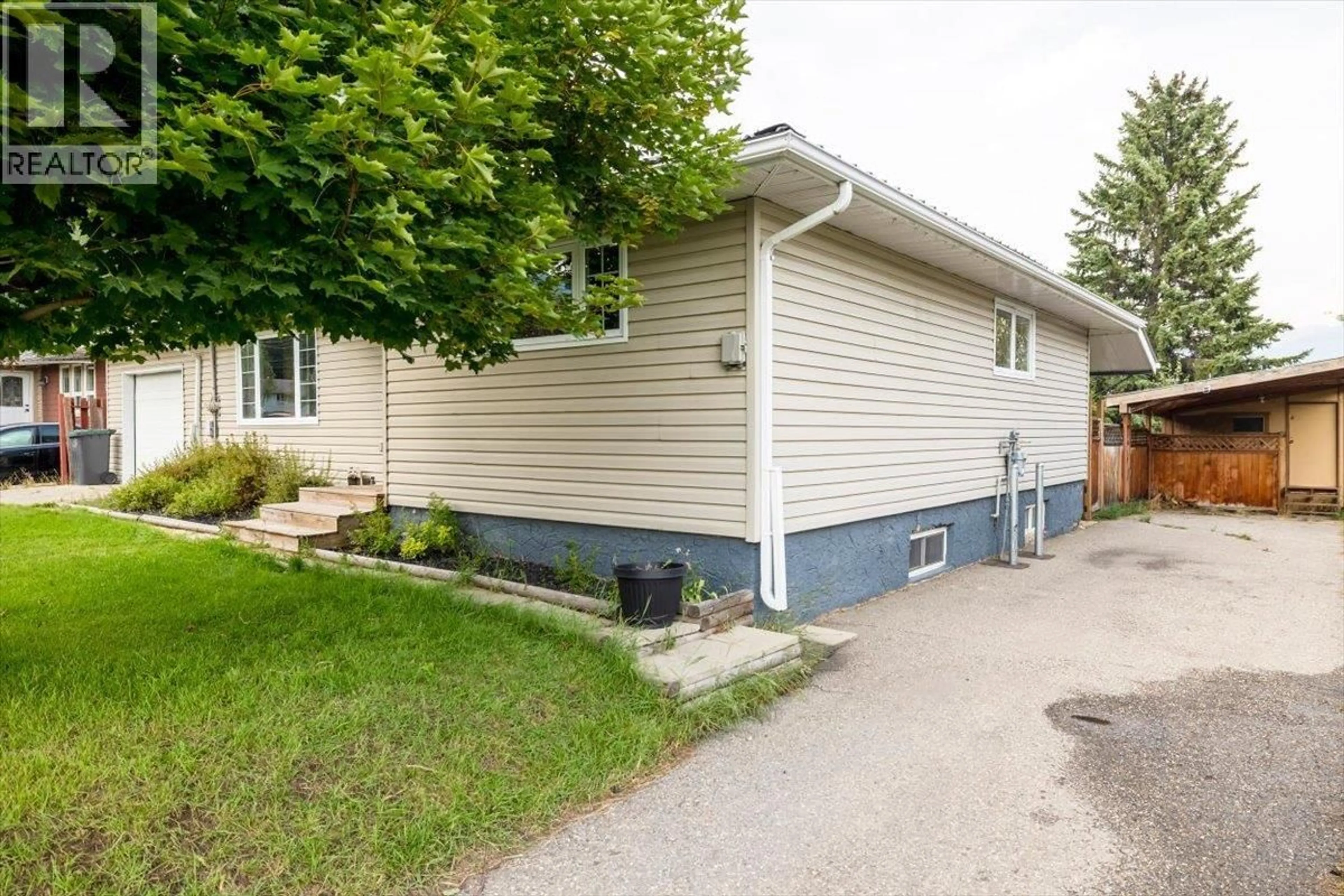 Home with vinyl exterior material, street for 831 MICHEL ROAD, Elkford British Columbia V0B1H0