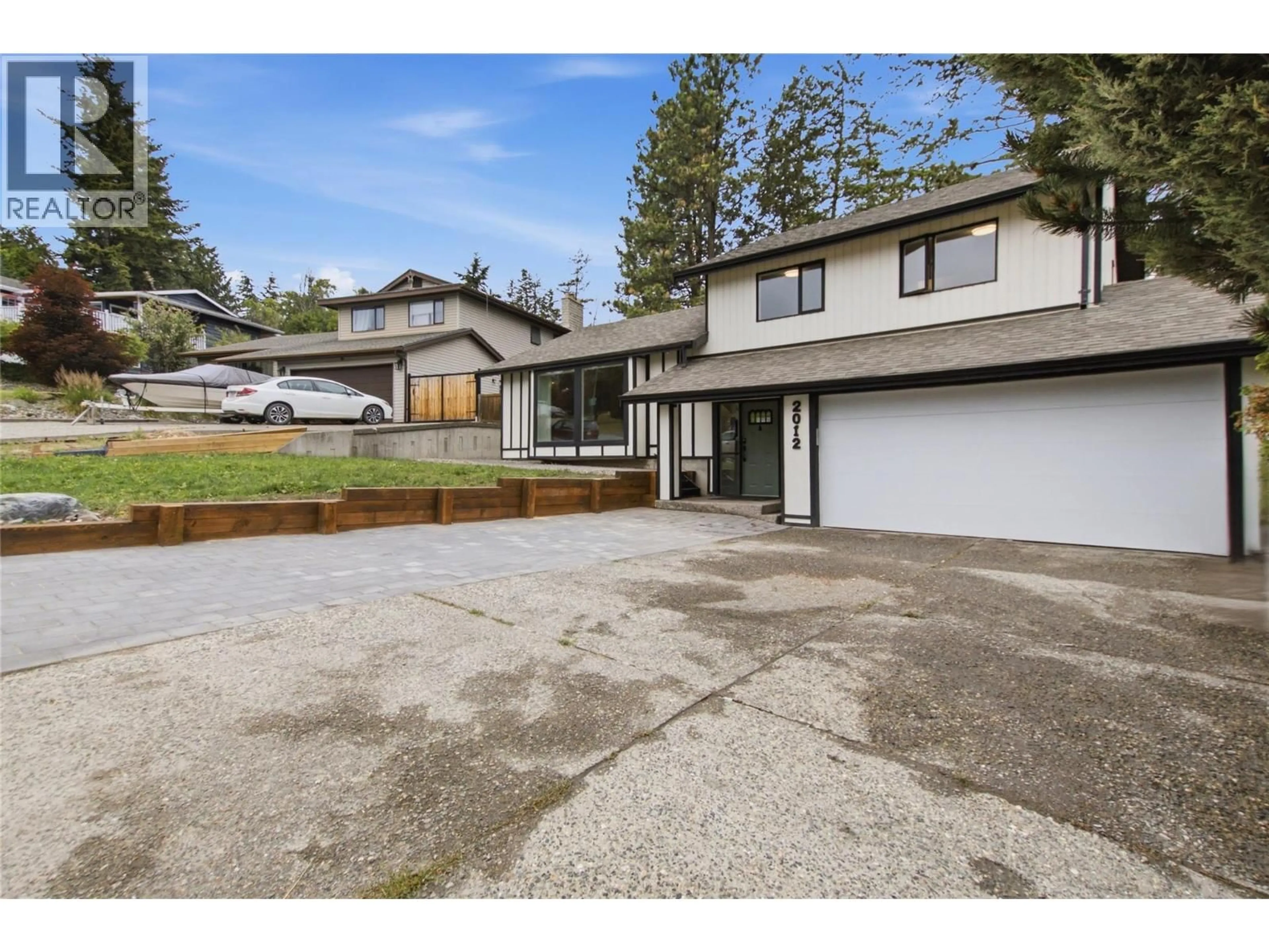 A pic from outside/outdoor area/front of a property/back of a property/a pic from drone, street for 2012 SIFTON AVENUE, Kamloops British Columbia V1S1A9