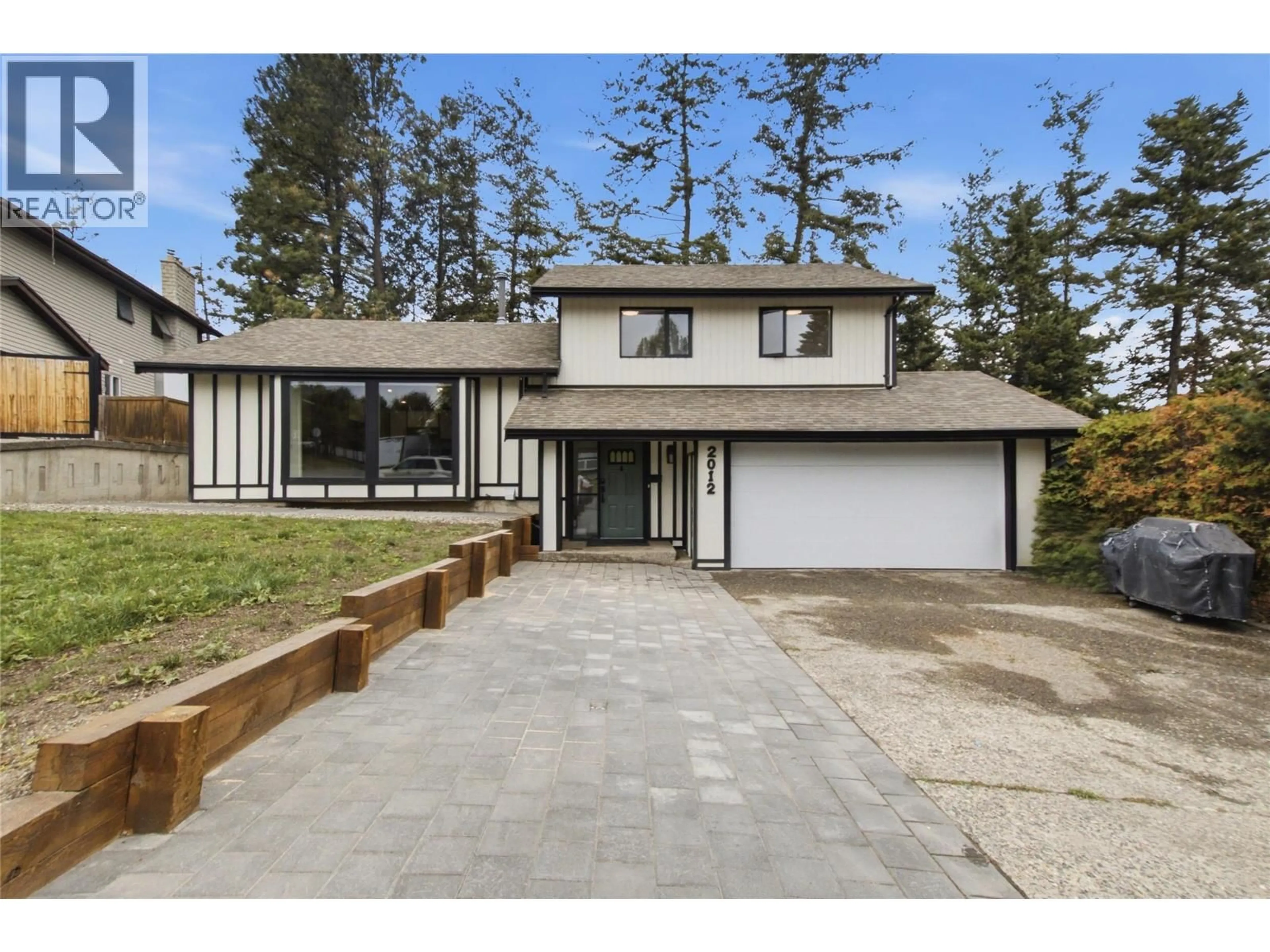 Home with vinyl exterior material, street for 2012 SIFTON AVENUE, Kamloops British Columbia V1S1A9
