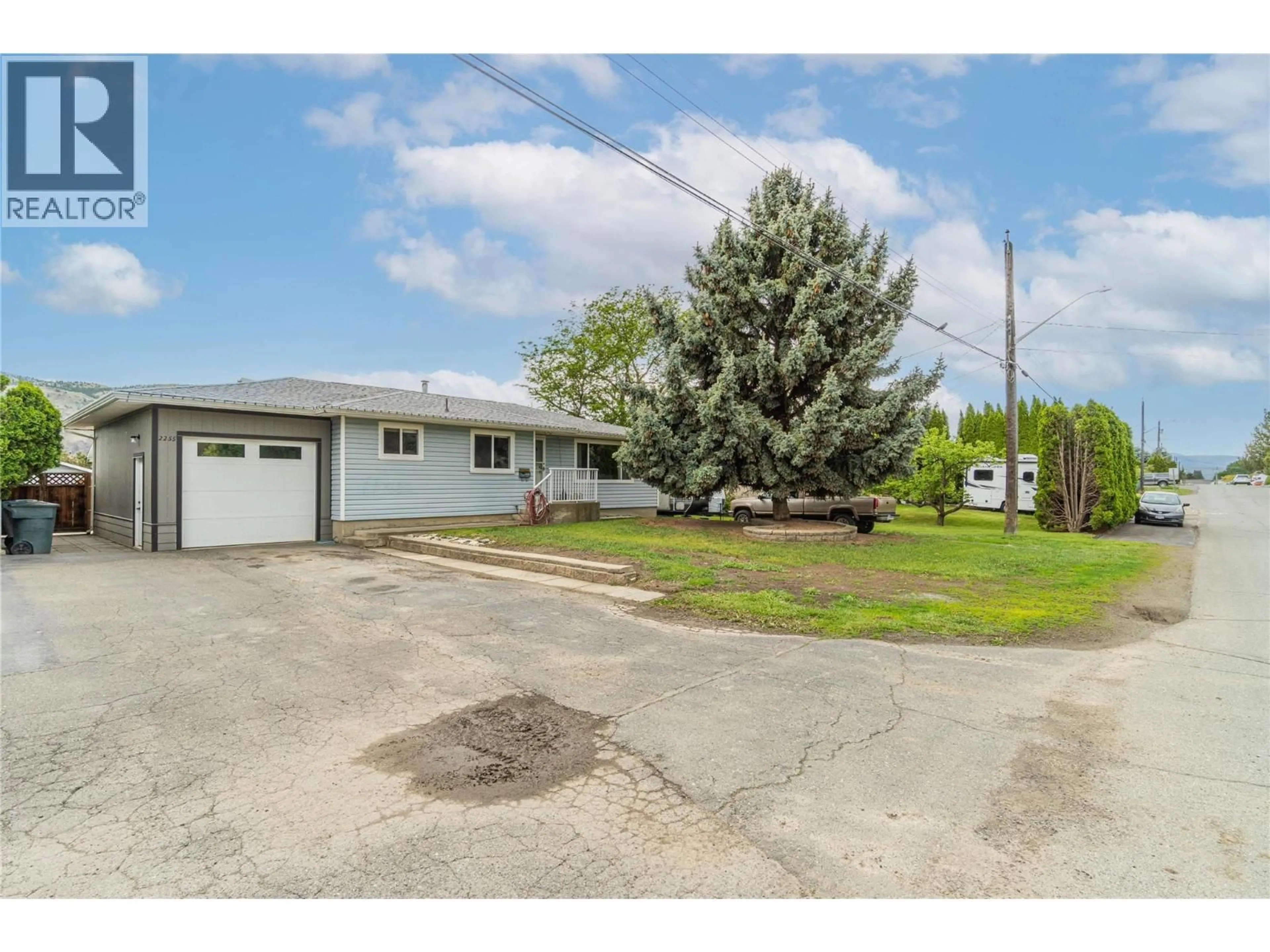 A pic from outside/outdoor area/front of a property/back of a property/a pic from drone, street for 2255 FLEETWOOD AVENUE, Kamloops British Columbia V2B4S6