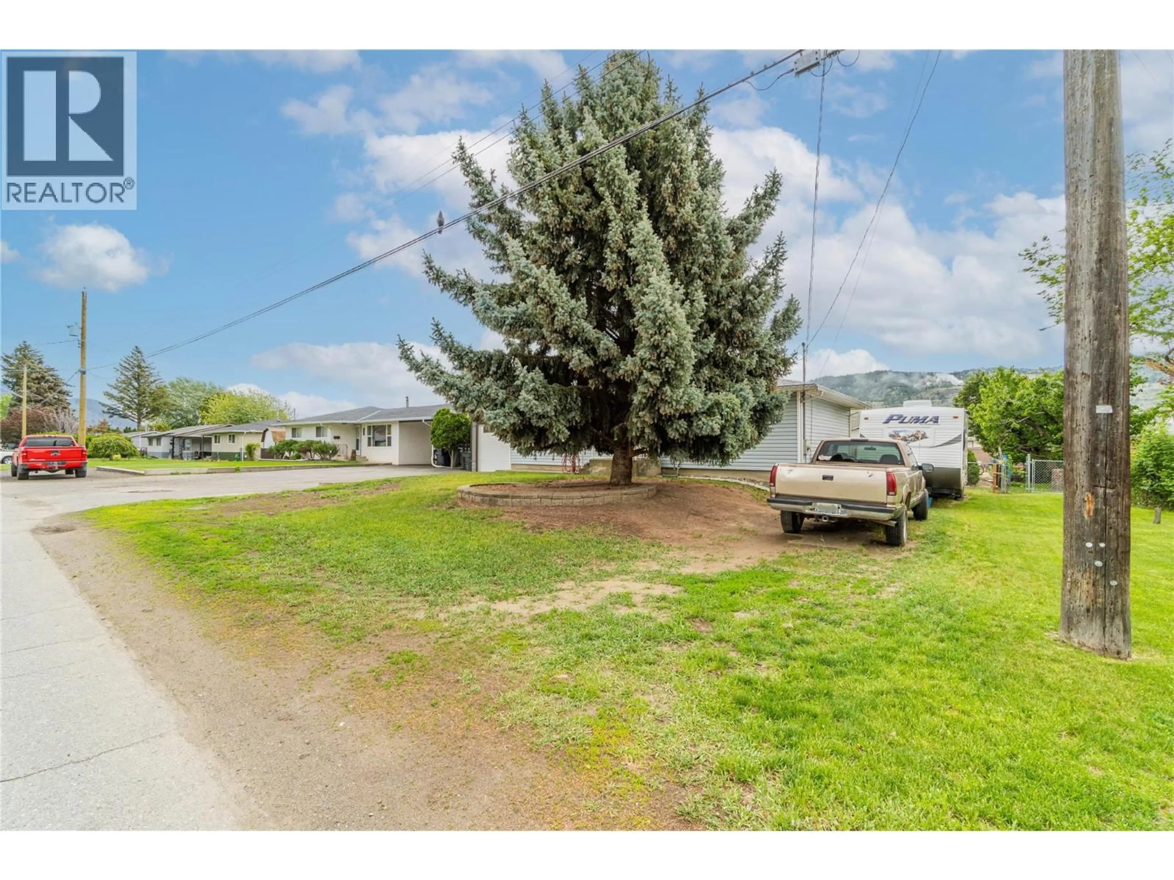 A pic from outside/outdoor area/front of a property/back of a property/a pic from drone, street for 2255 FLEETWOOD AVENUE, Kamloops British Columbia V2B4S6