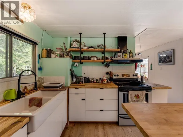 8864 SLOCAN  S ROAD, Slocan 5