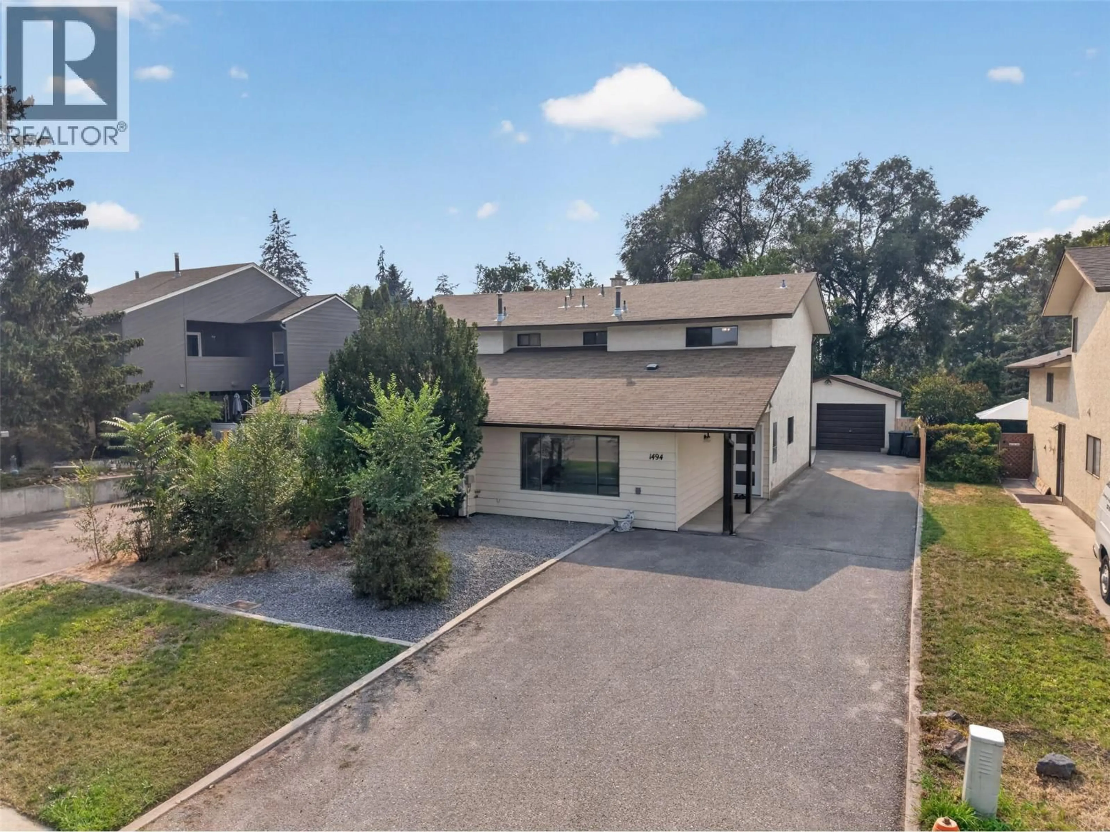 A pic from outside/outdoor area/front of a property/back of a property/a pic from drone, street for 1494/1496 ELM STREET, Kelowna British Columbia V1Y3W9