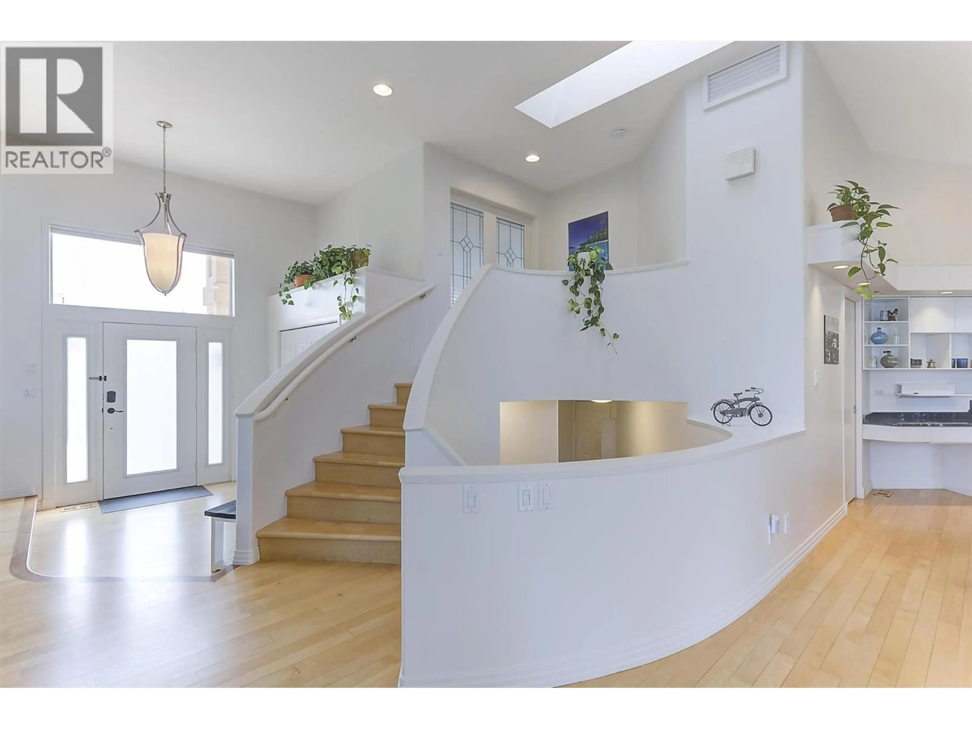 Indoor foyer for 2296 LILLOOET CRESCENT, Kelowna British Columbia V1V1T1