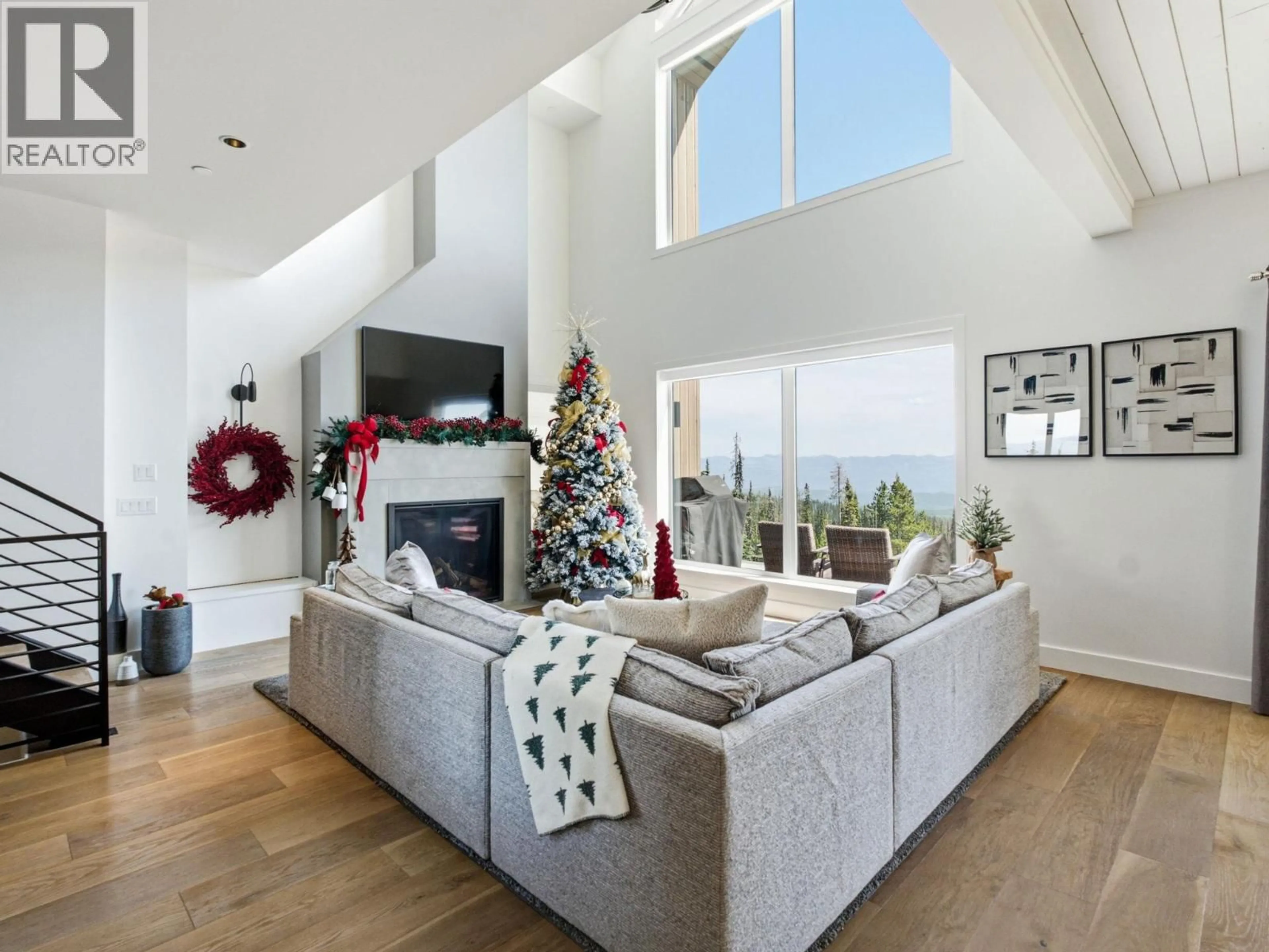 Living room with furniture, unknown for 212 FEATHERTOP WAY, Big White British Columbia V1P1T4