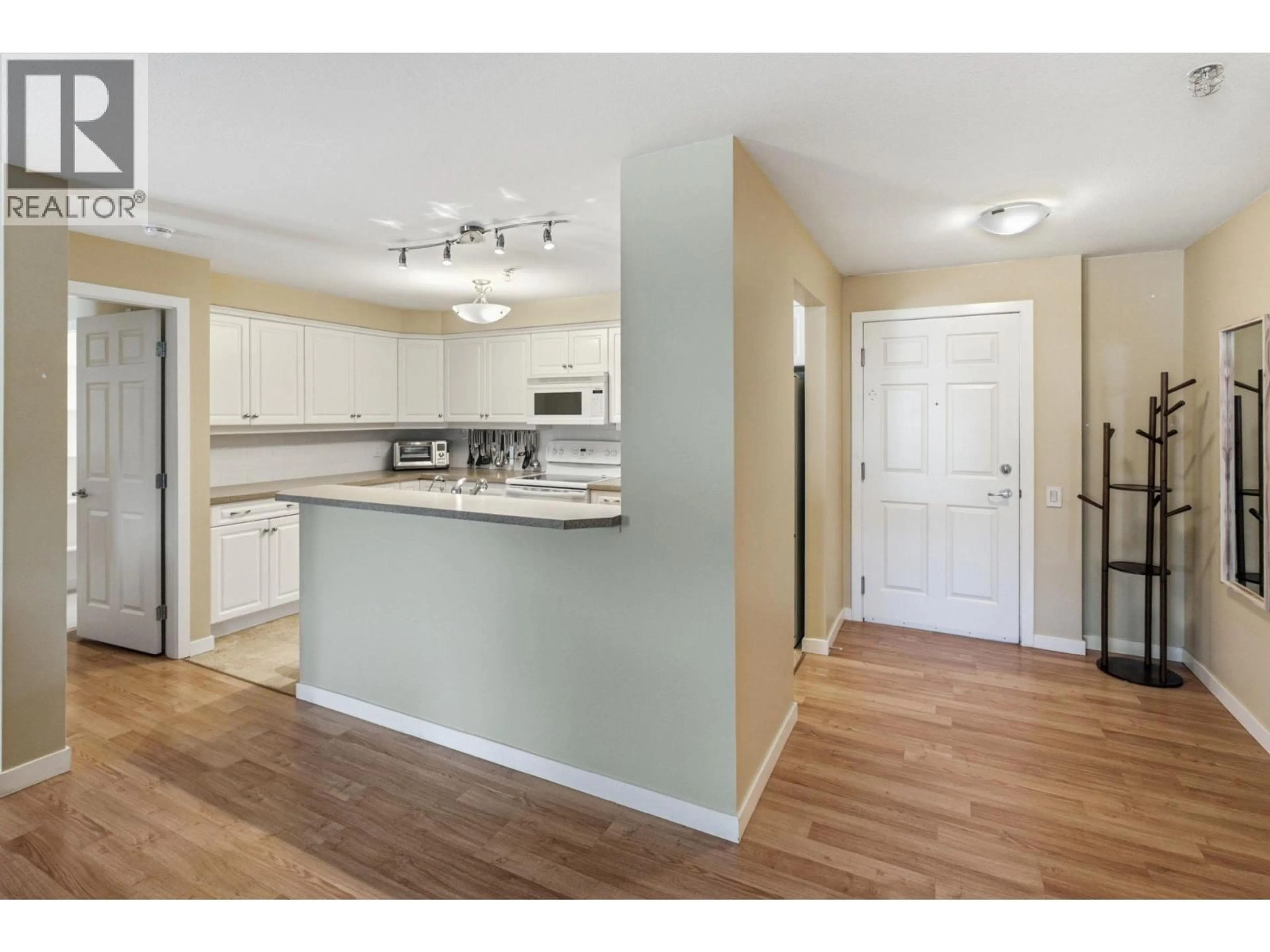Standard kitchen, wood/laminate floor for 220 - 515 HOUGHTON ROAD, Kelowna British Columbia V1X8B9