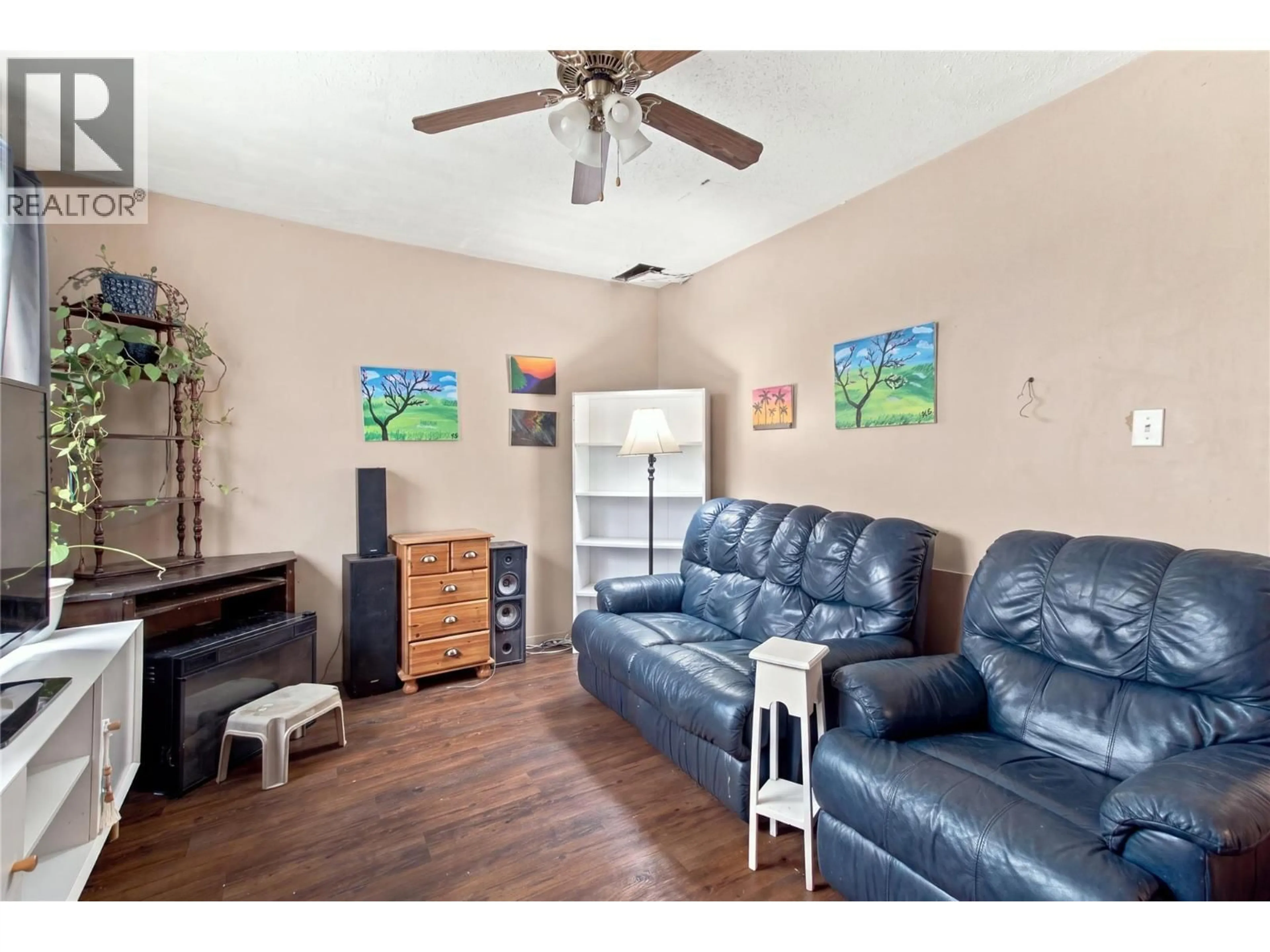 Living room with furniture, wood/laminate floor for 19 - 1697 GREENFIELD AVENUE, Kamloops British Columbia V2B4N5