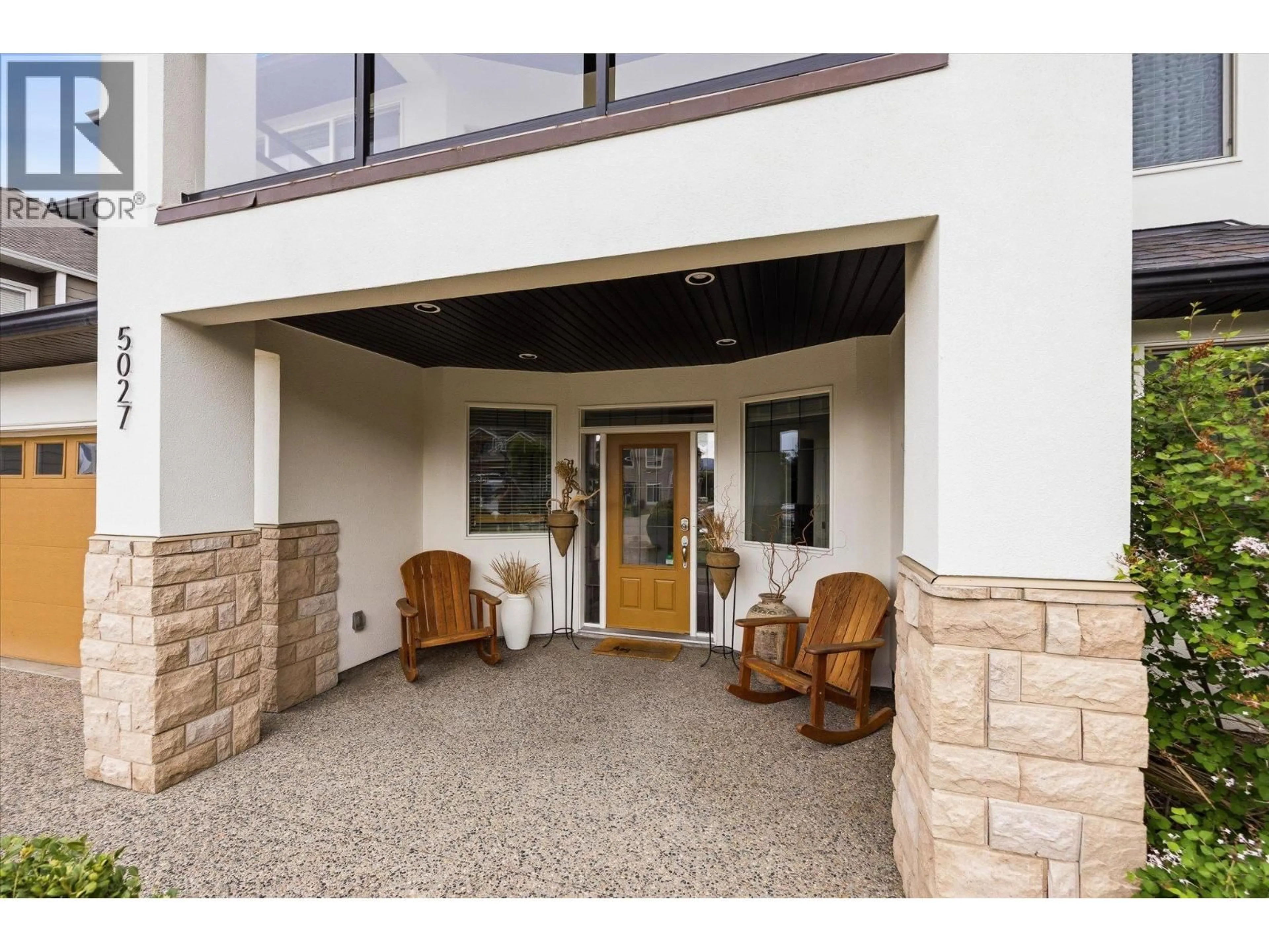 Indoor foyer for 5027 FRANCE COURT, Kelowna British Columbia V1W4M4