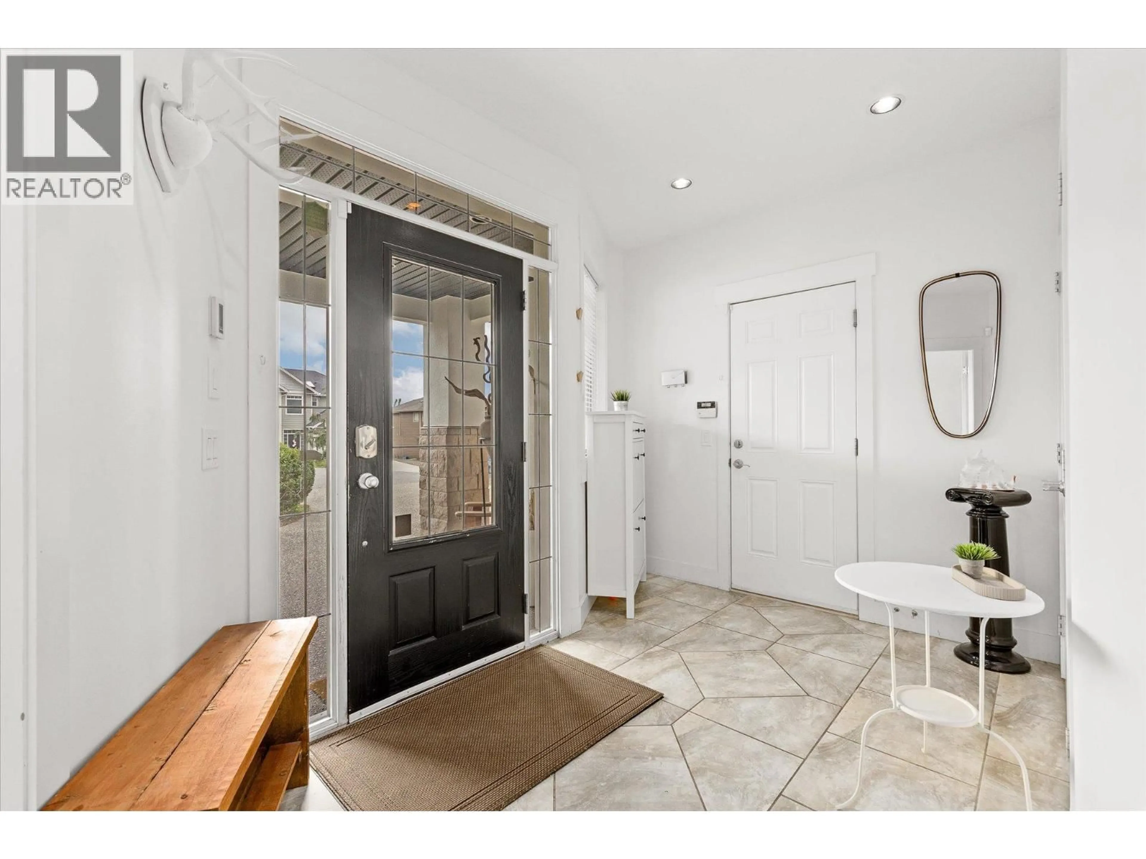 Indoor entryway for 5027 FRANCE COURT, Kelowna British Columbia V1W4M4