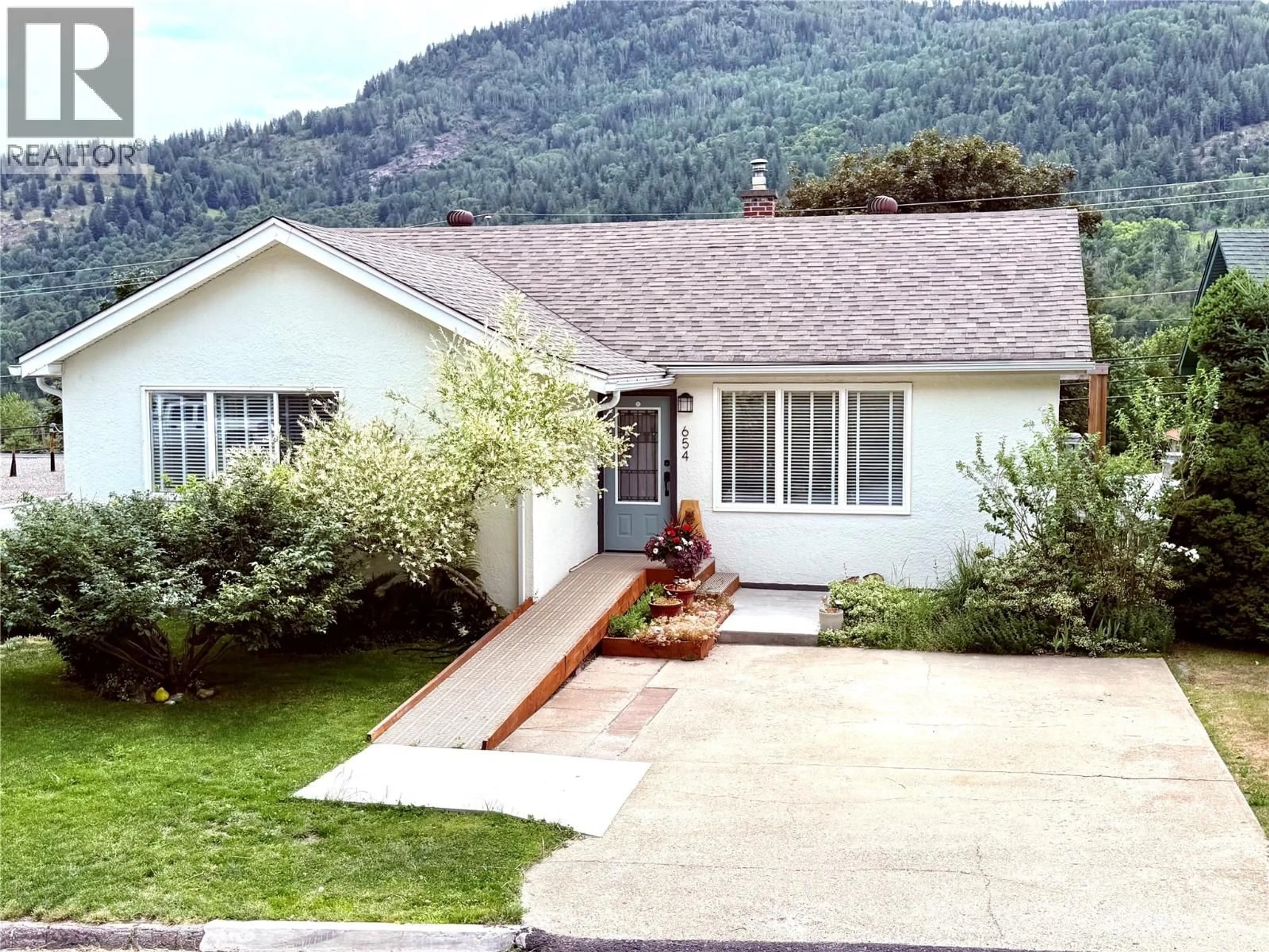 Home with vinyl exterior material, mountain view for 654 SCHOFIELD HIGHWAY, Warfield British Columbia V1R2G8