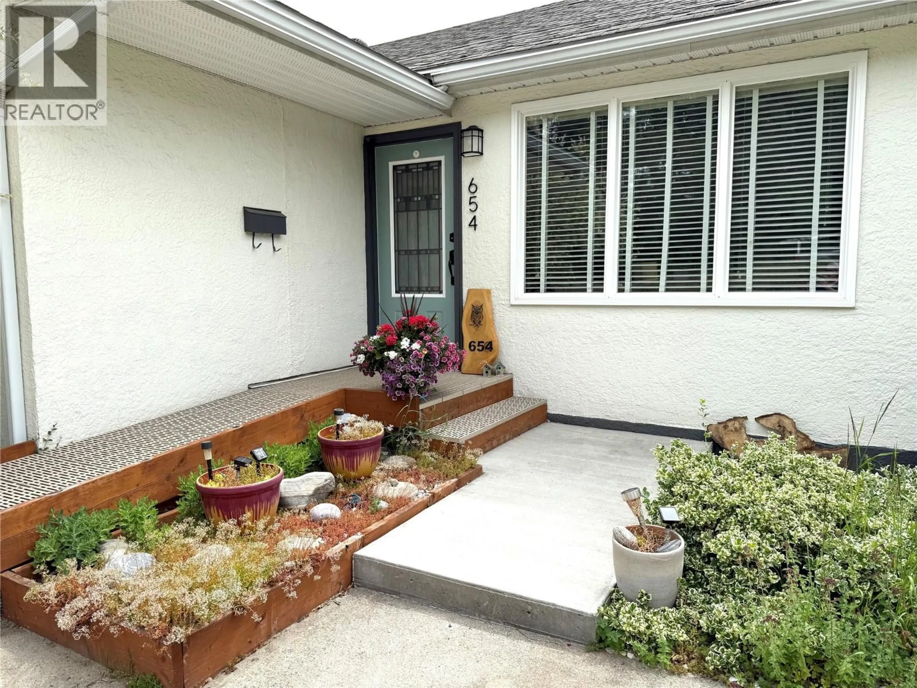 Patio, street for 654 SCHOFIELD HIGHWAY, Warfield British Columbia V1R2G8