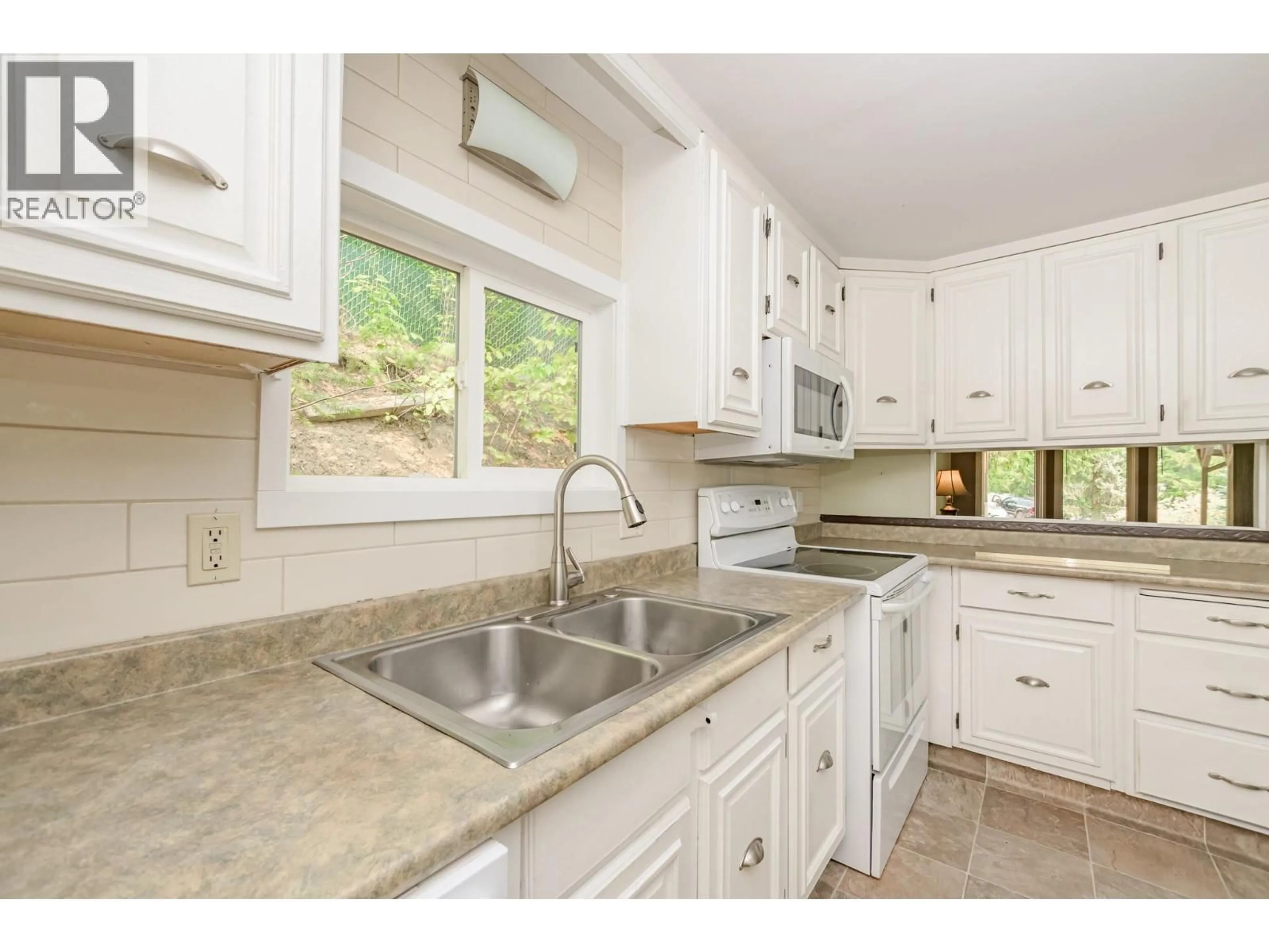 Open concept kitchen, ceramic/tile floor for 8 - 2036 SOLSQUA-SICAMOUS ROAD, Sicamous British Columbia V0E2V4