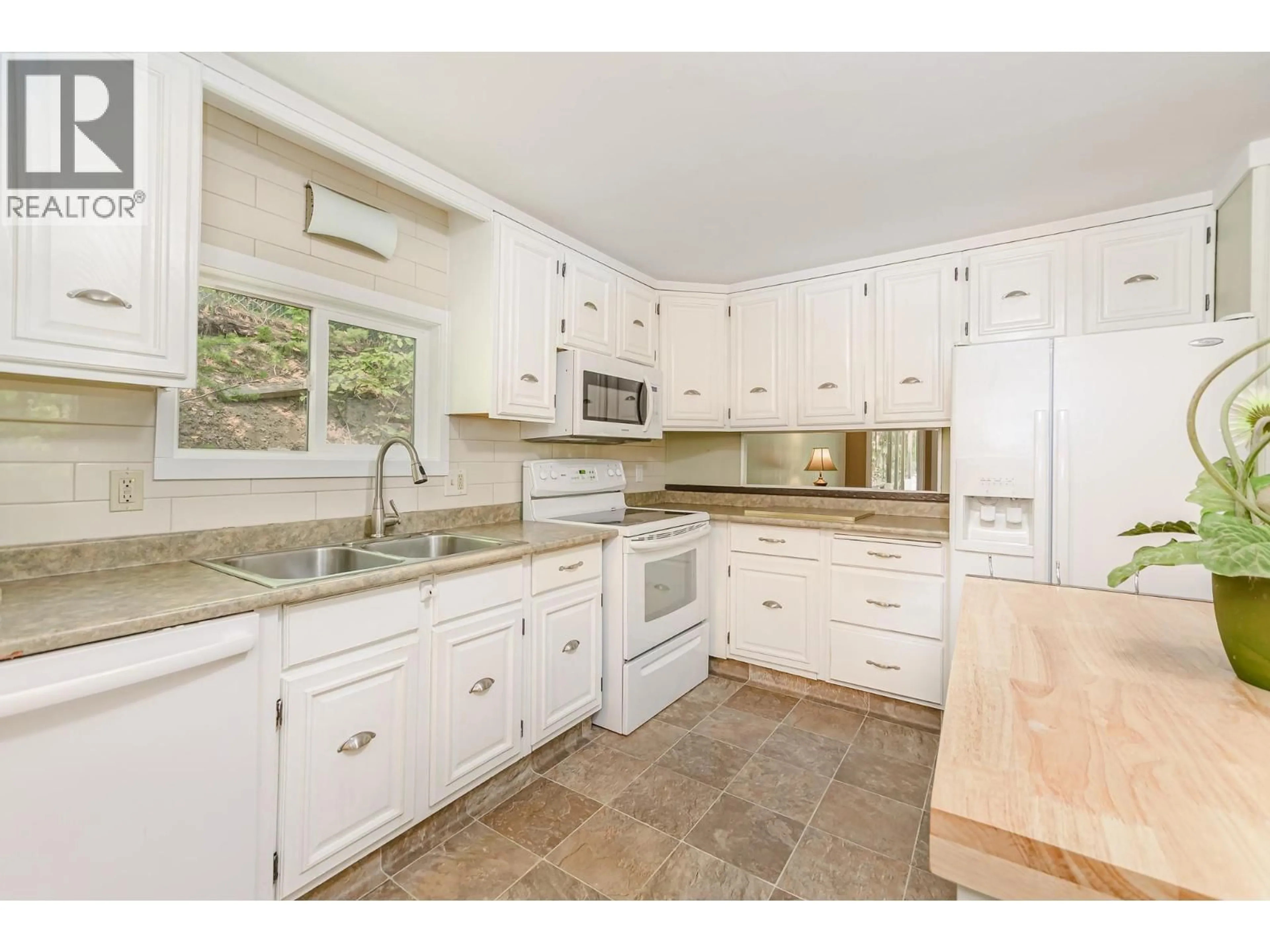 Open concept kitchen, ceramic/tile floor for 8 - 2036 SOLSQUA-SICAMOUS ROAD, Sicamous British Columbia V0E2V4