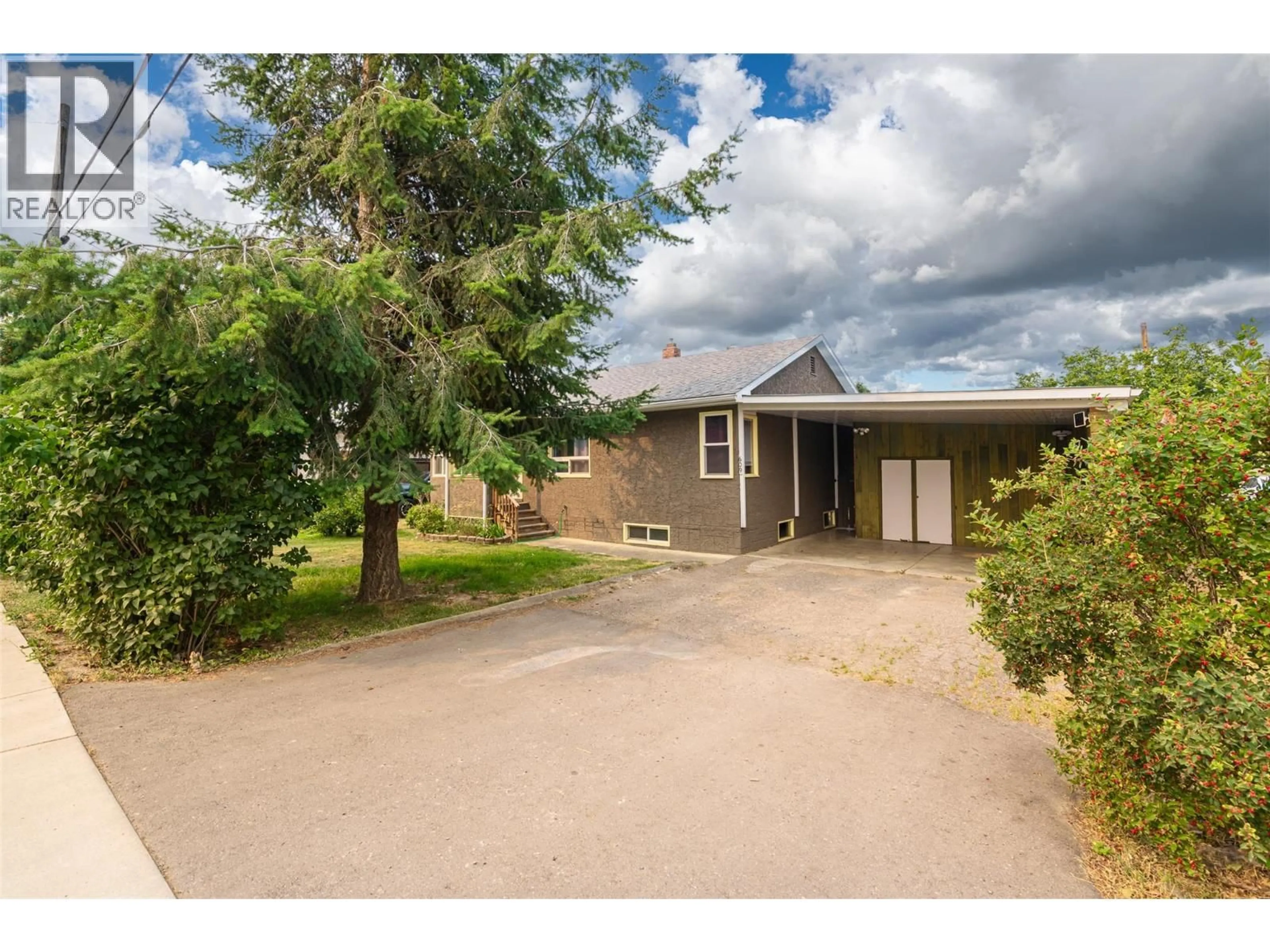 A pic from outside/outdoor area/front of a property/back of a property/a pic from drone, street for 609 20TH AVENUE SOUTH, Creston British Columbia V0B1G5