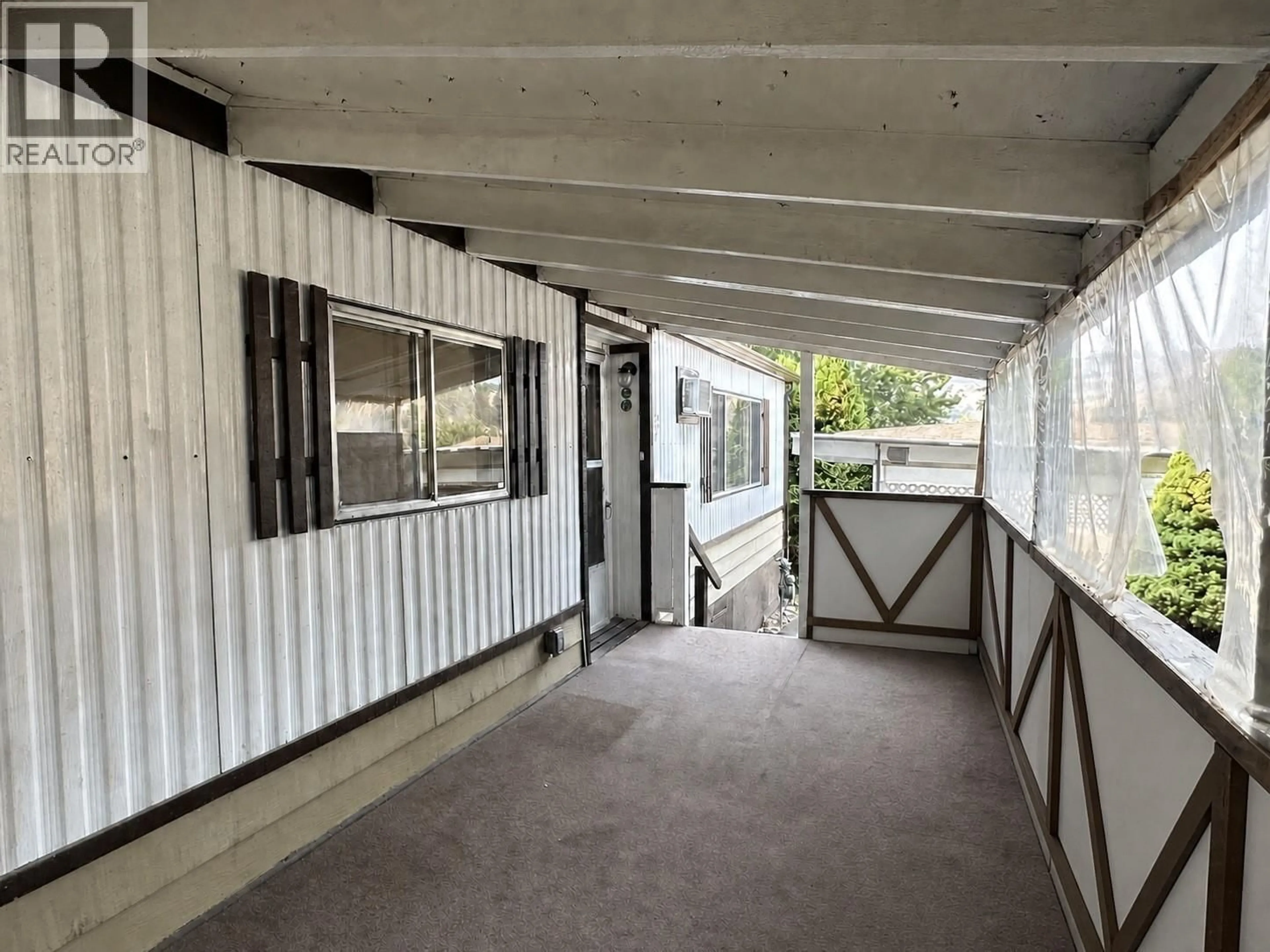 Indoor foyer for 308 15401 KALAMALKA ROAD, Vernon British Columbia V1H2A7