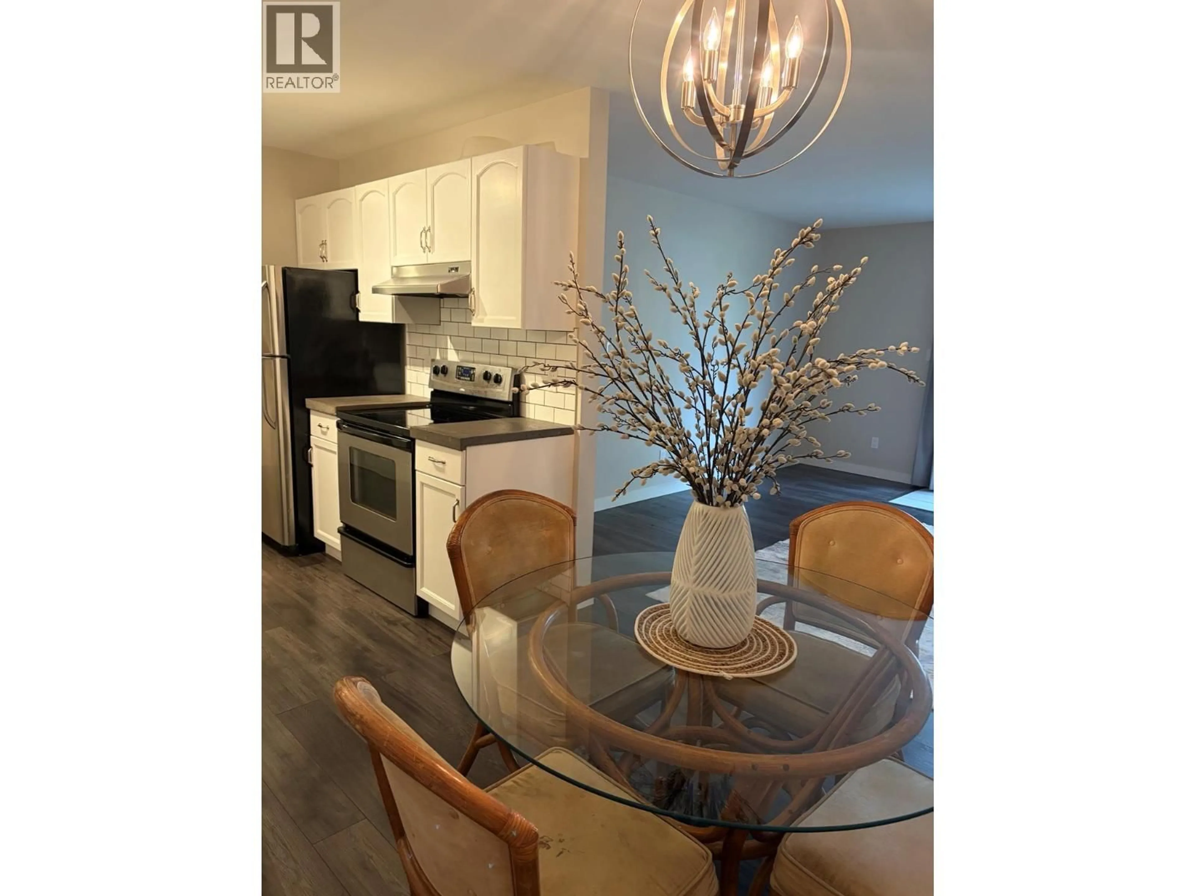Open concept kitchen, wood/laminate floor for 112 - 3842 GORDON DRIVE, Kelowna British Columbia V1W3G4