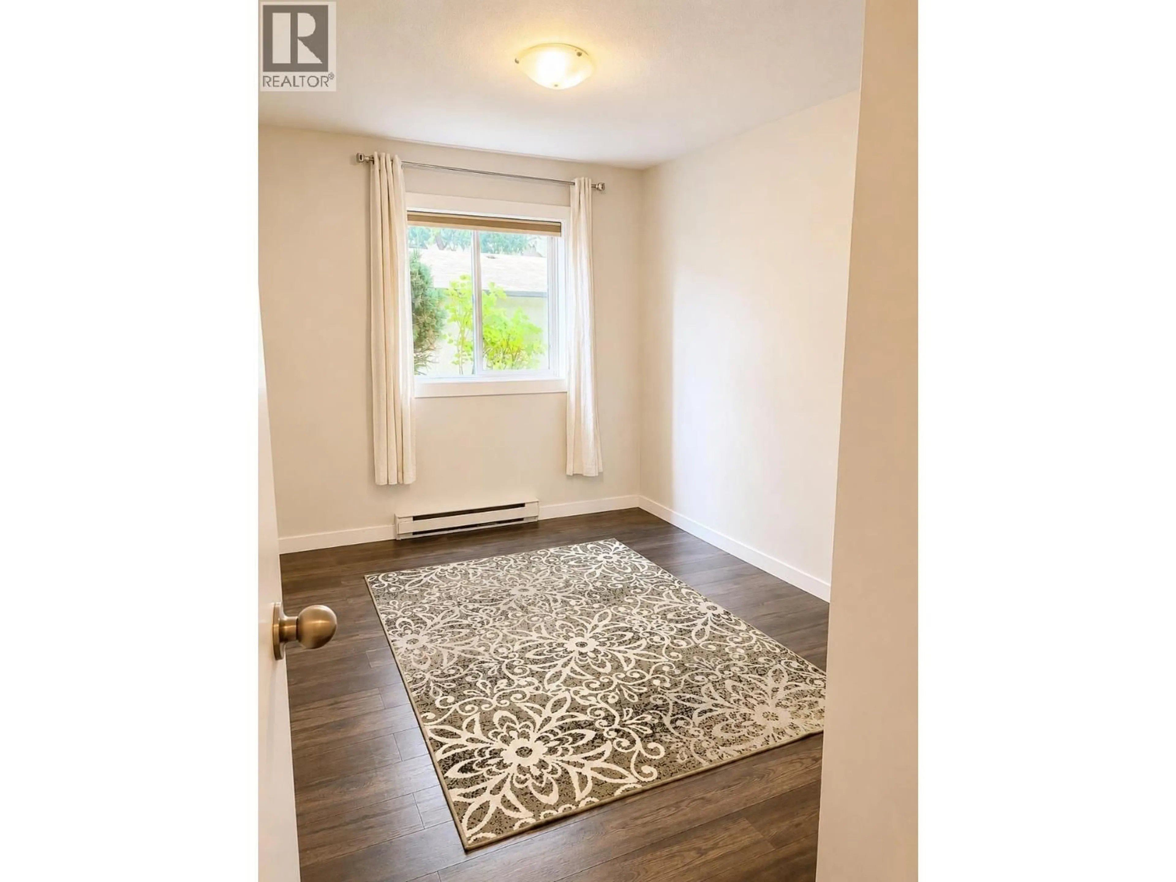 Indoor entryway for 112 - 3842 GORDON DRIVE, Kelowna British Columbia V1W3G4
