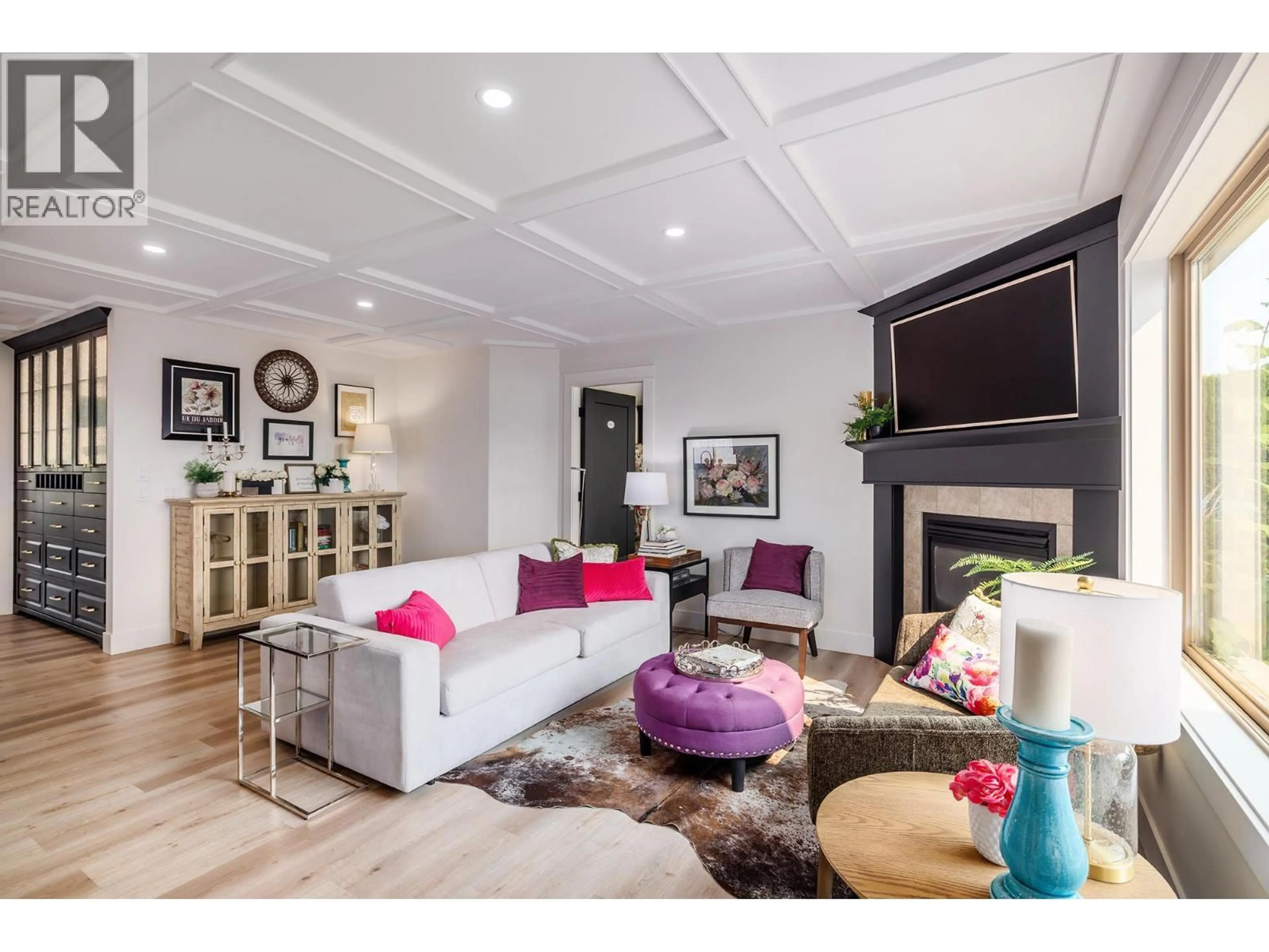 Living room with furniture, wood/laminate floor for 89 - 2365 STILLINGFLEET ROAD, Kelowna British Columbia V1W4K5