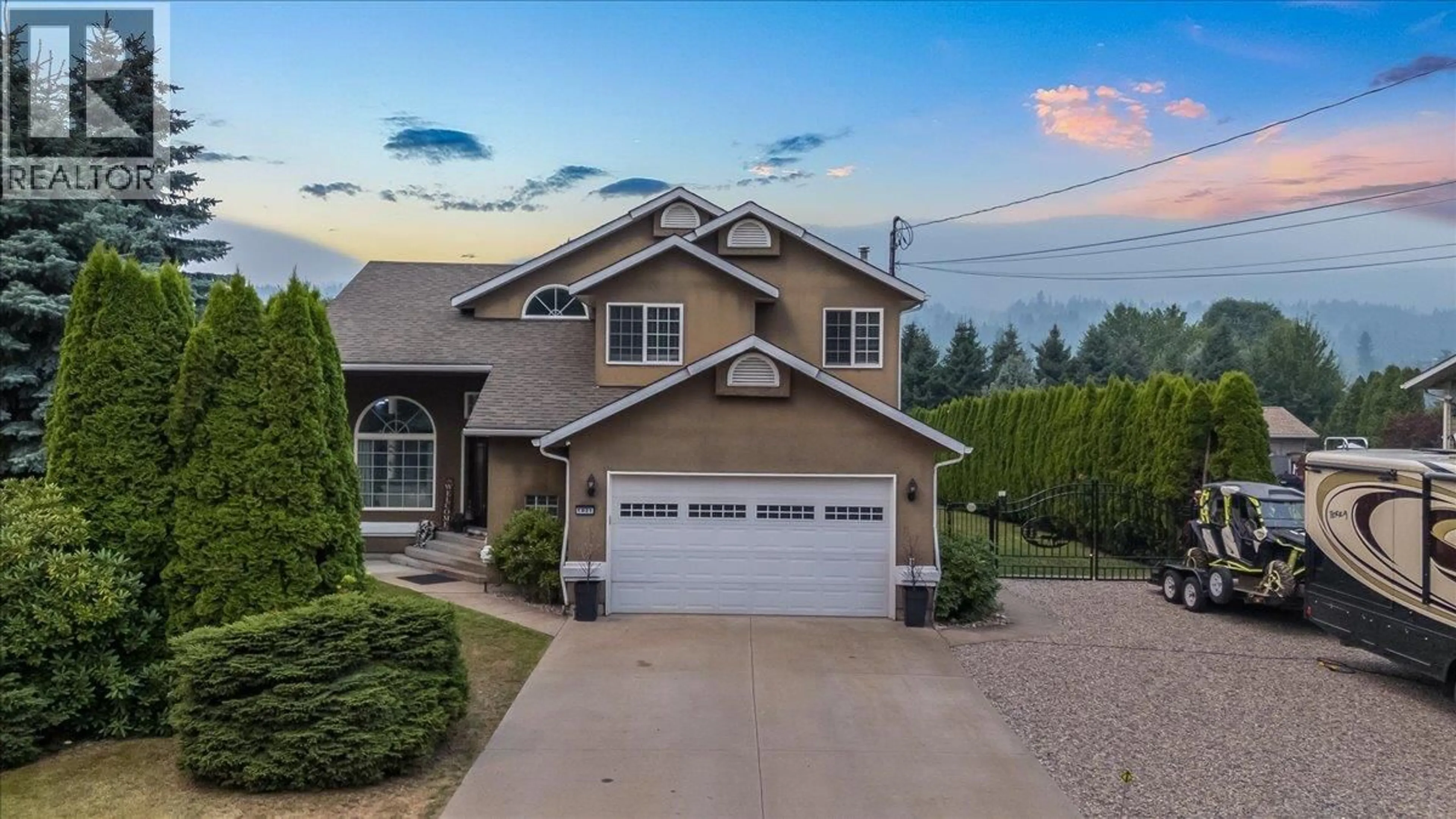 A pic from outside/outdoor area/front of a property/back of a property/a pic from drone, street for 1021 BRIDGEVIEW CRESCENT, Castlegar British Columbia V1N4K9