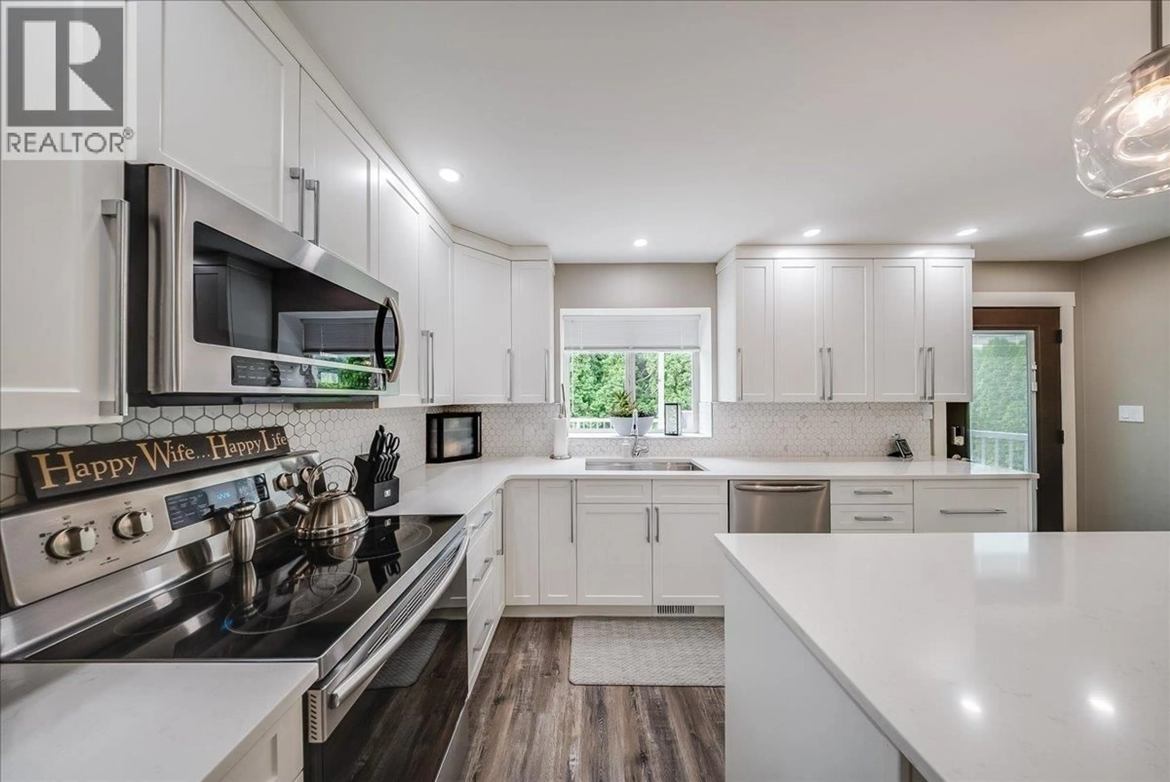 Open concept kitchen, ceramic/tile floor for 1021 BRIDGEVIEW CRESCENT, Castlegar British Columbia V1N4K9