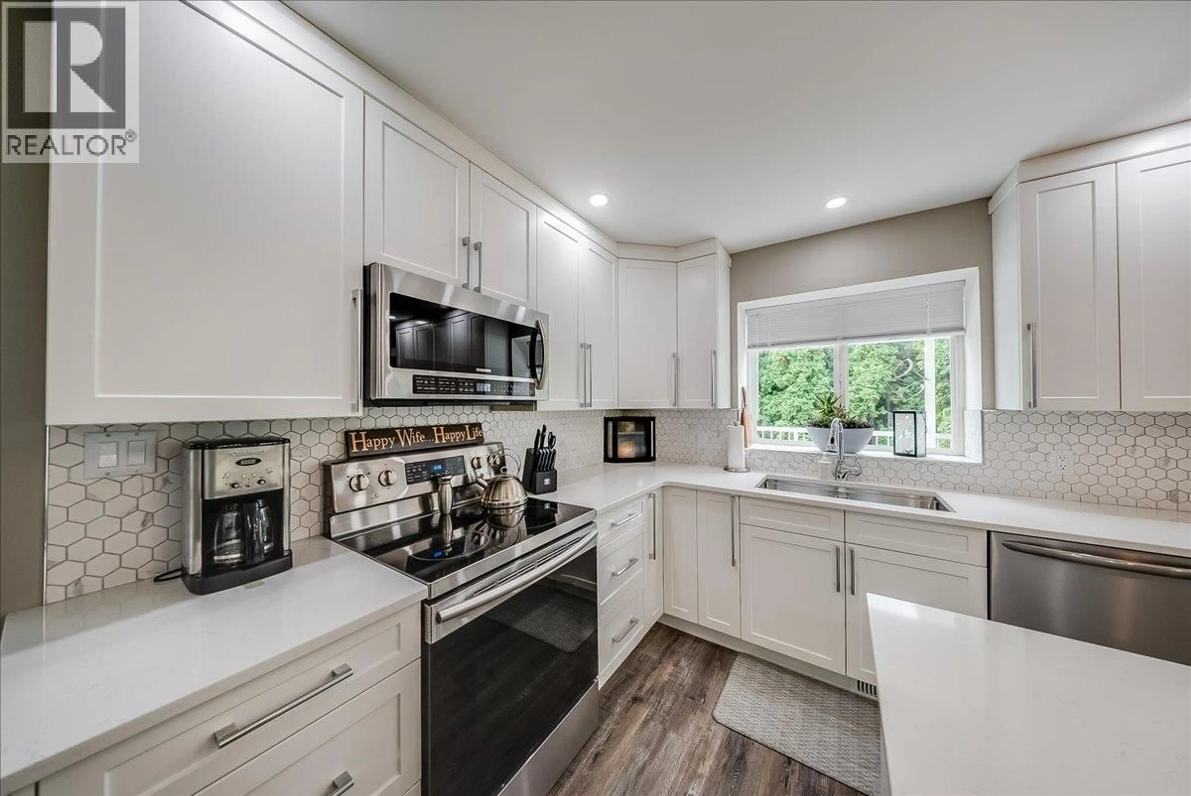 Open concept kitchen, ceramic/tile floor for 1021 BRIDGEVIEW CRESCENT, Castlegar British Columbia V1N4K9