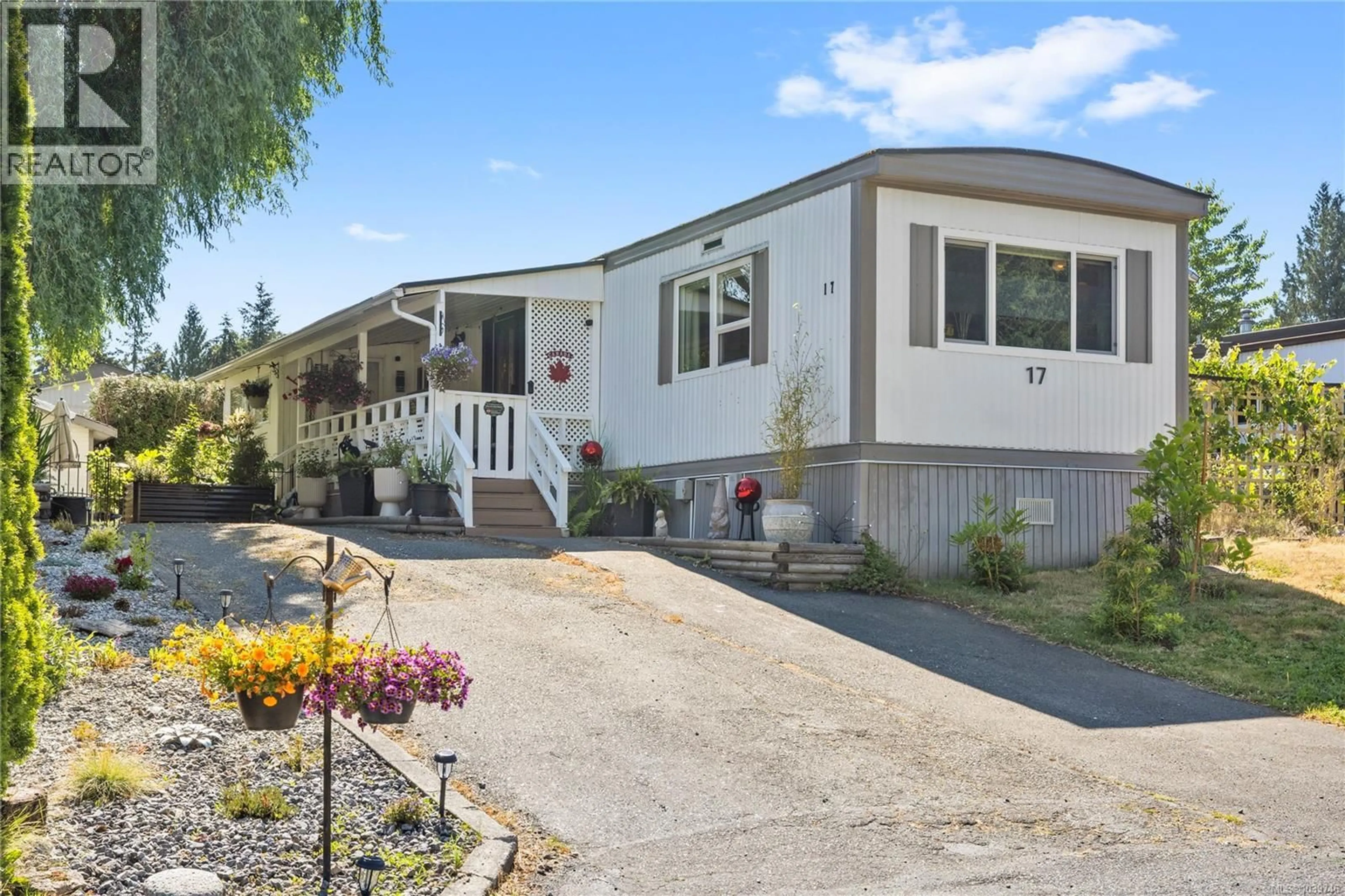 Home with vinyl exterior material, street for 17 - 61 TWELFTH STREET, Nanaimo British Columbia V9R6L2