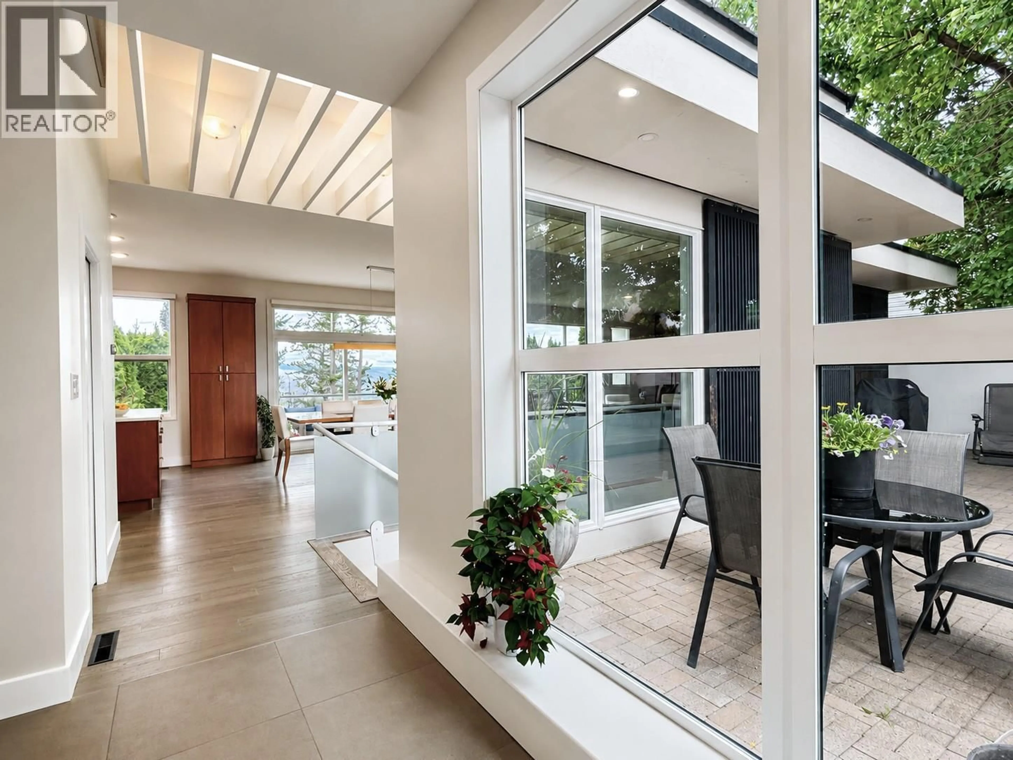 Indoor foyer for 1922 GLEN GARY DRIVE, Kamloops British Columbia V2E1R4